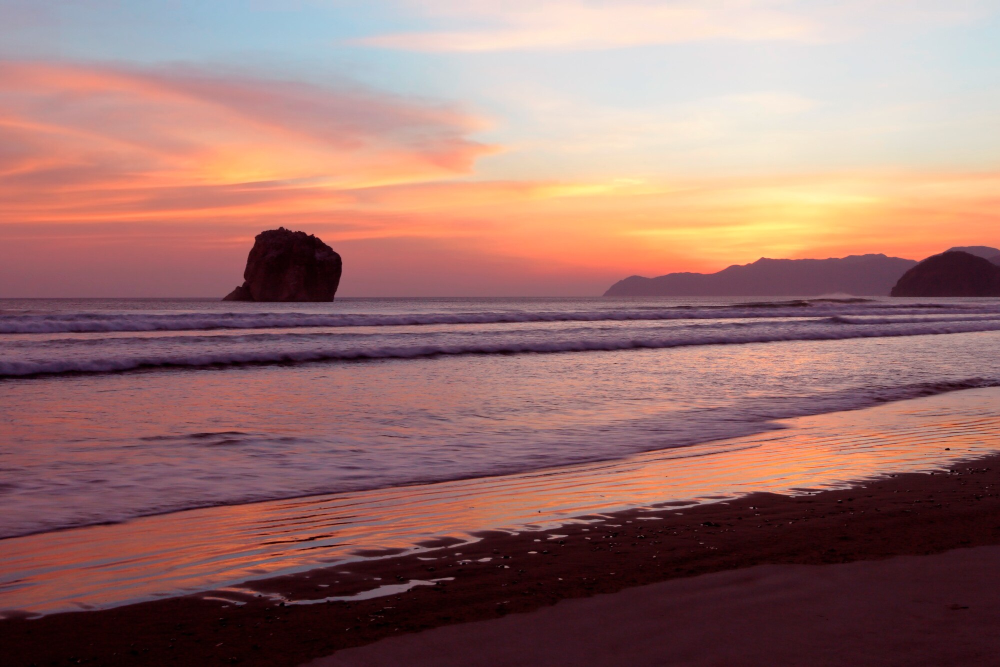 Blick auf den Witches Rock am Strand Naranjo in Costa Rica bei Sonnenuntergang