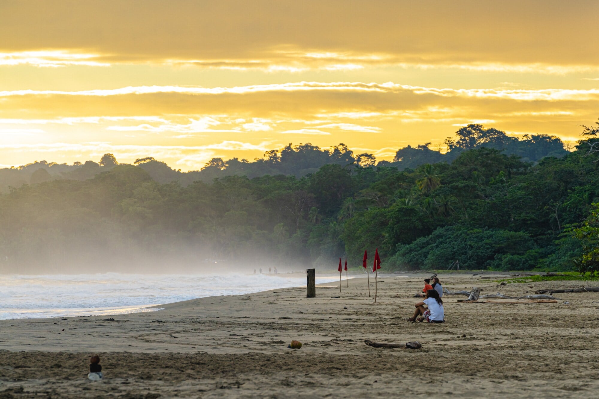Sonnenaufgang am Playa Cocles in Costa Rica Sonnenaufgang am Playa Cocles in Costa Rica