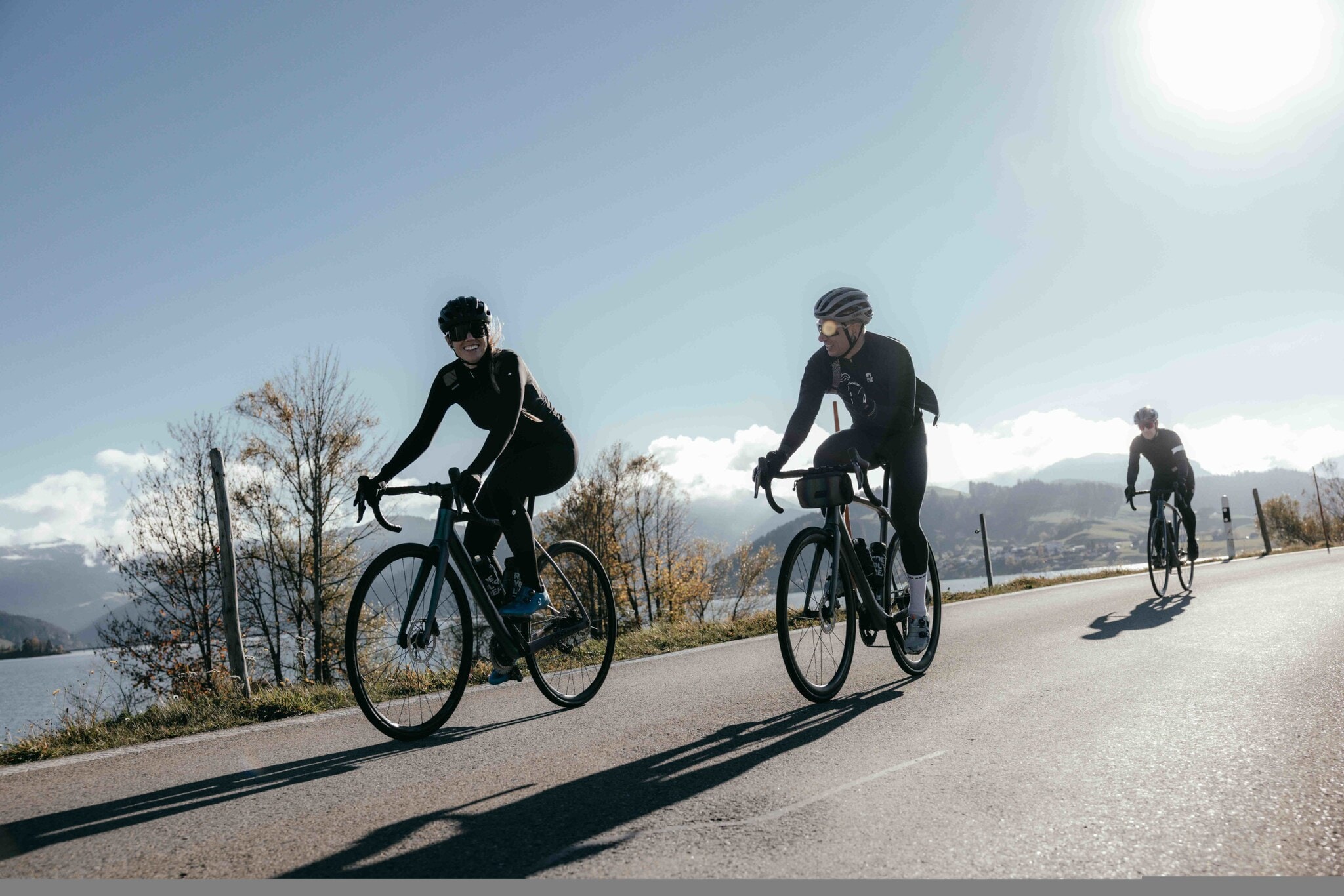Mehrere Radfahrende auf einer Straße bei Sonnenschein Mehrere Radfahrende auf einer Straße bei Sonnenschein