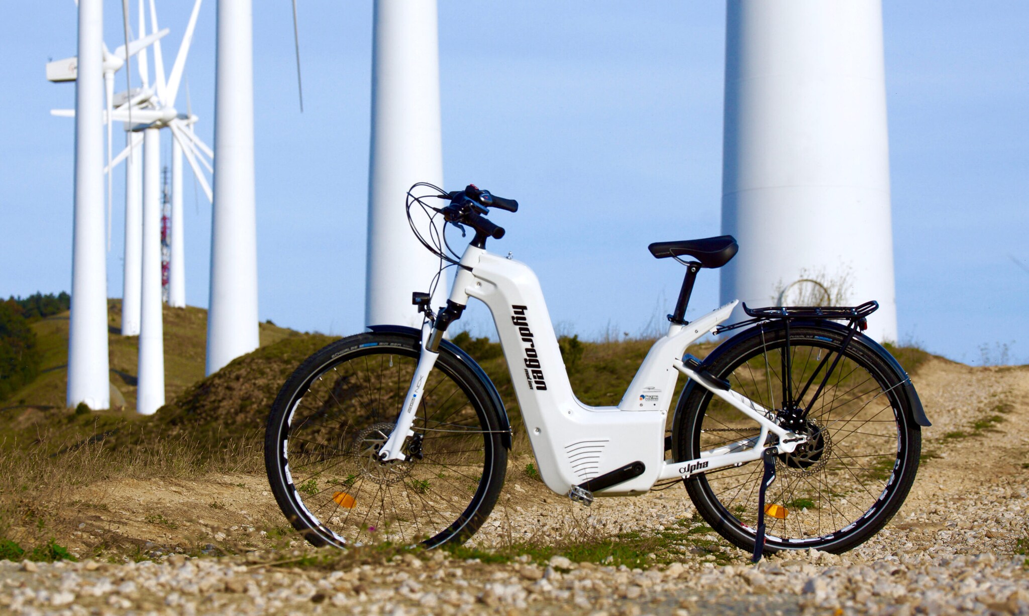 Ein modernes Pedelec vor Windrädern