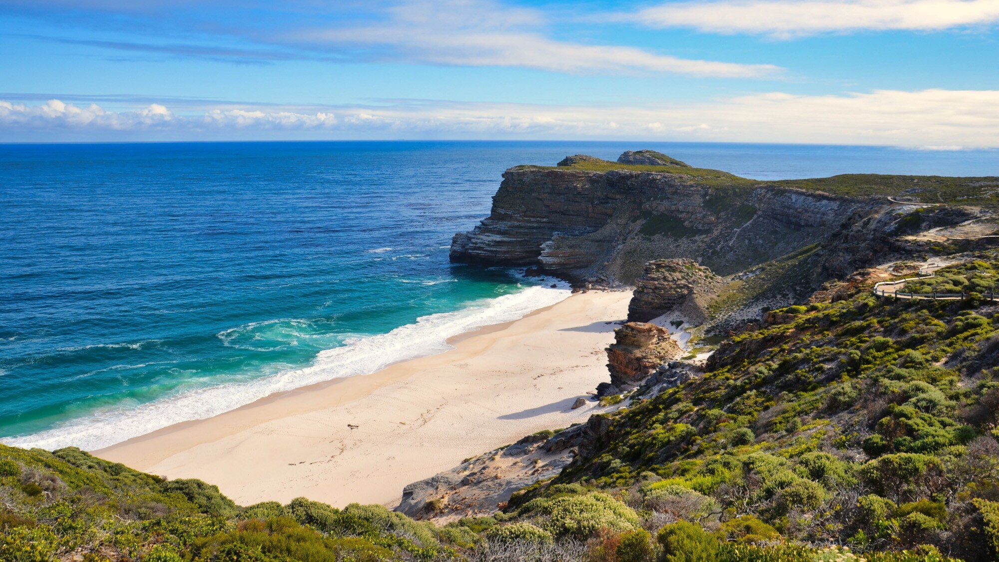 Sandstrand bei Kapstadt in einer Bucht an einer naturbelassenen, steilen Felsküste Sandstrand bei Kapstadt in einer Bucht an einer naturbelassenen, steilen Felsküste