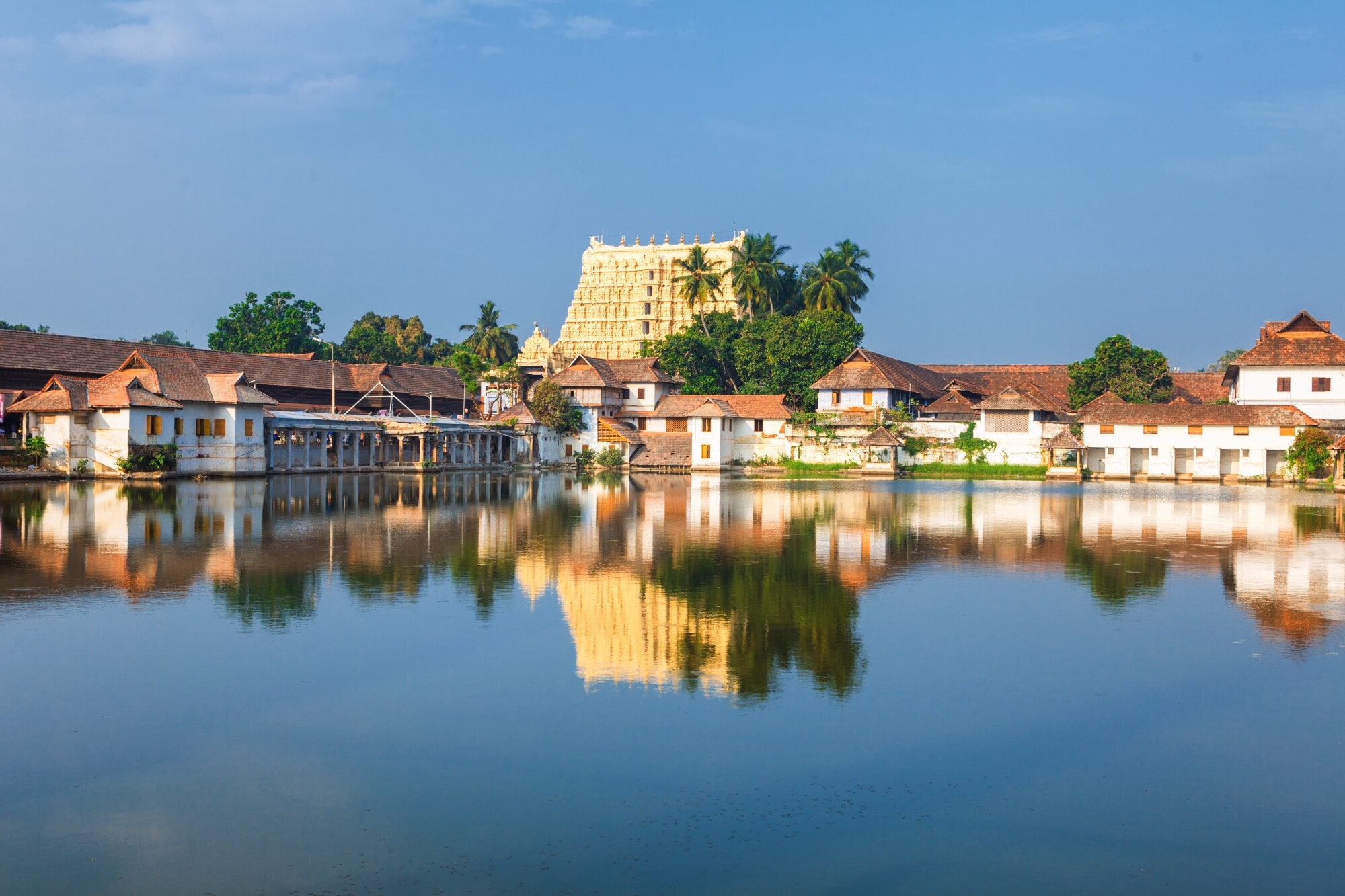Stadtpanorma von Trivandrum am Wasser mit Tempelanlage Stadtpanorma von Trivandrum am Wasser mit Tempelanlage