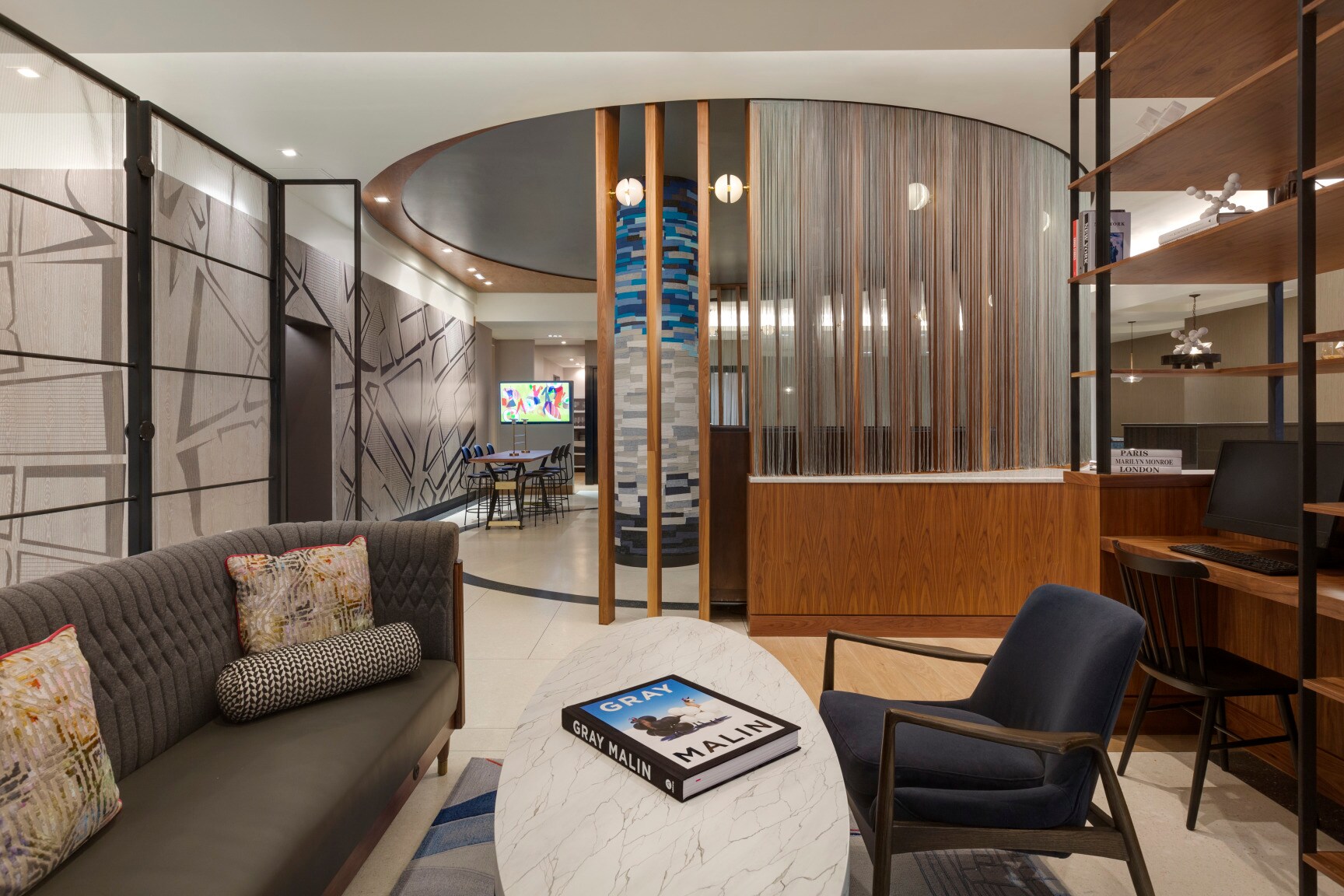 Lobby mit Couch, Tisch und Sessel in warmen Farben und mit viel Holz Lobby mit Couch, Tisch und Sessel in warmen Farben und mit viel Holz
