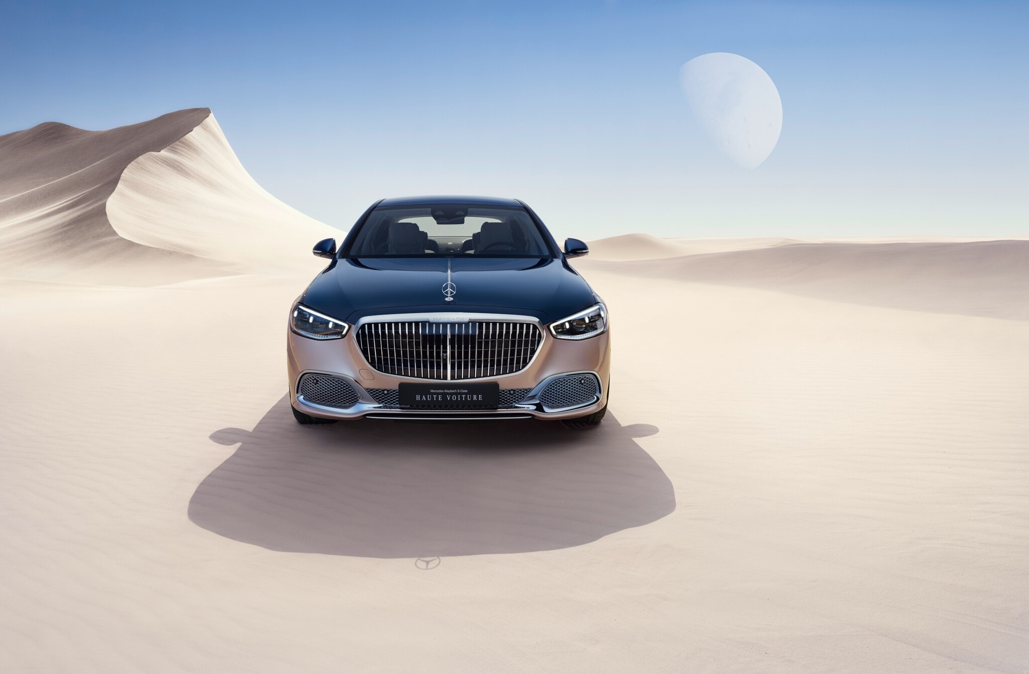 Ein Mercedes von vorne in einer Sandwüste Ein Mercedes von vorne in einer Sandwüste