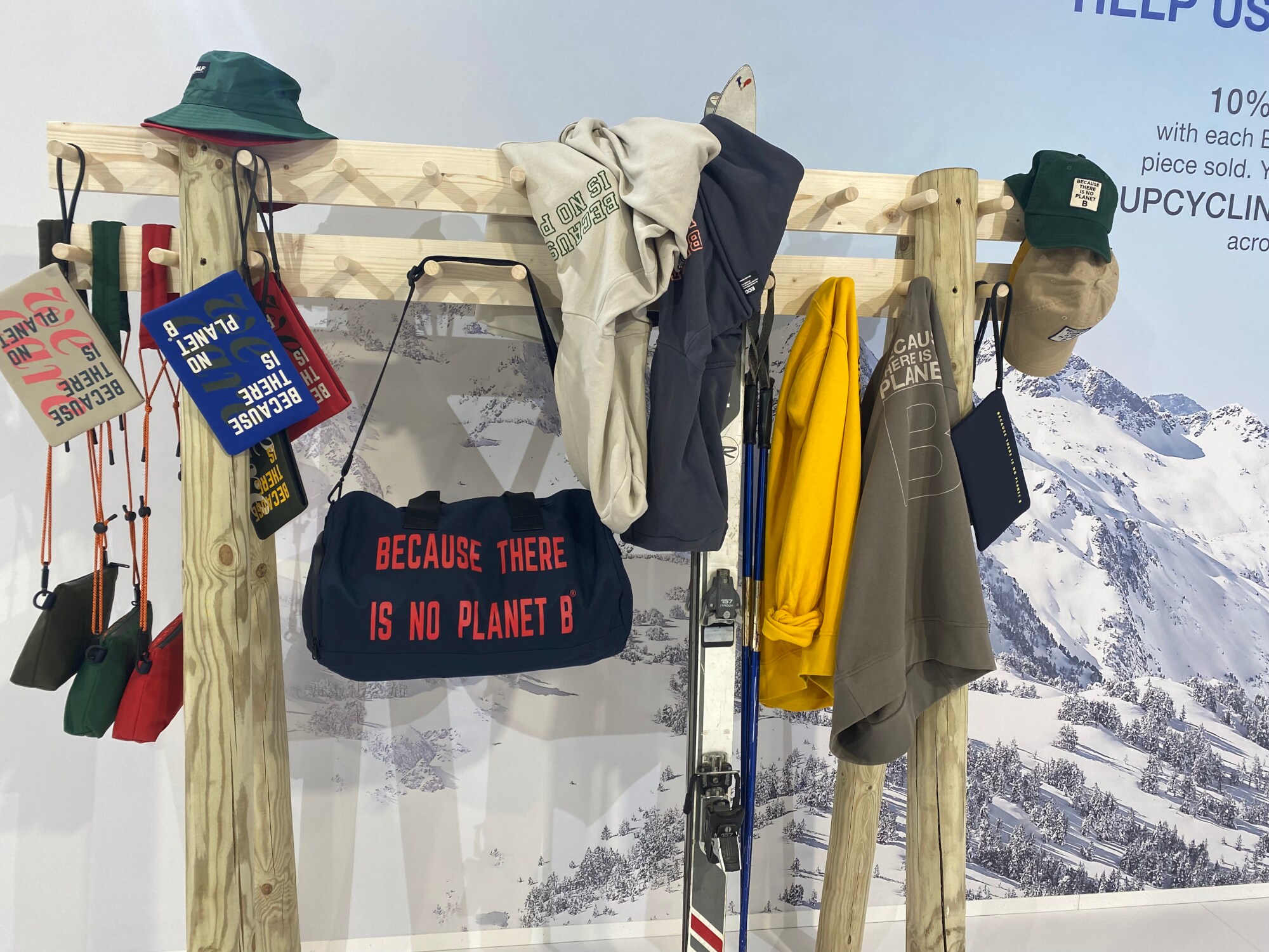 Auf einem Holzgestell aufgehängte Kleidung und Accessoires