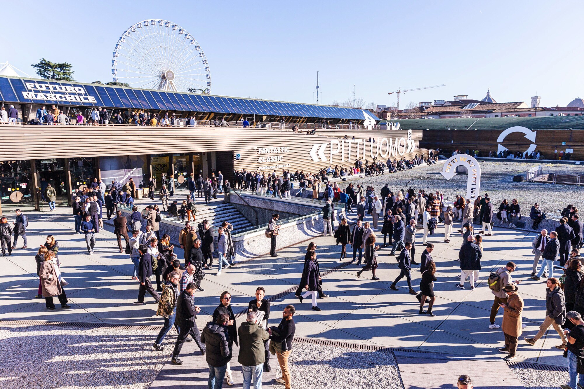 Menschenmenge auf dem Messegelände der Pitti Uomo Menschenmenge auf dem Messegelände der Pitti Uomo