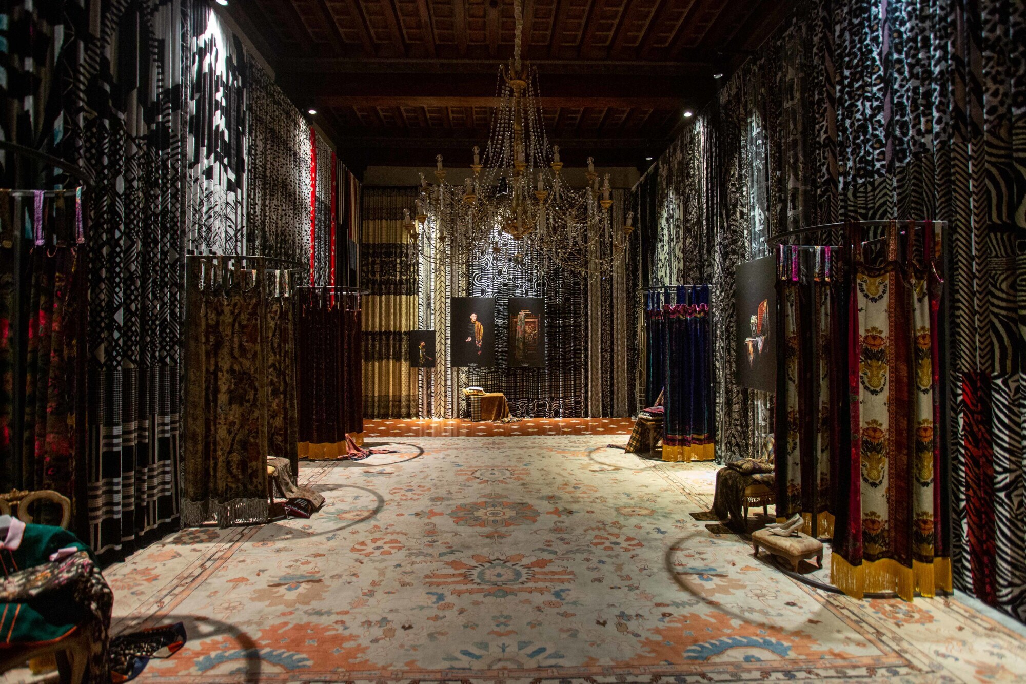 Ein dekorierter Renaissancepalast mit Textilien und floralen Motiven Ein dekorierter Renaissancepalast mit Textilien und floralen Motiven