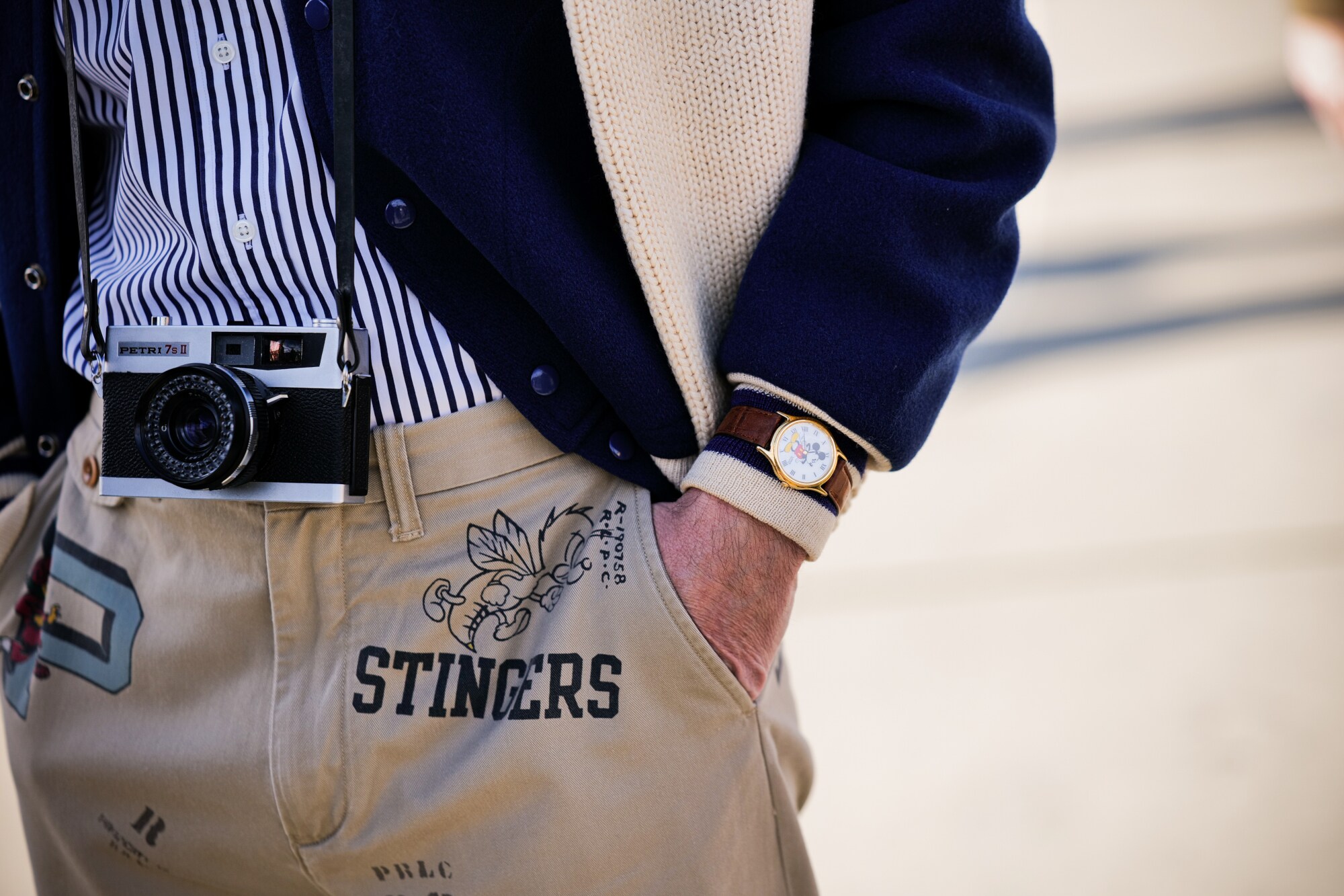 Detailaufnahme eines Mannes mit modischen Accessoires und Kamera