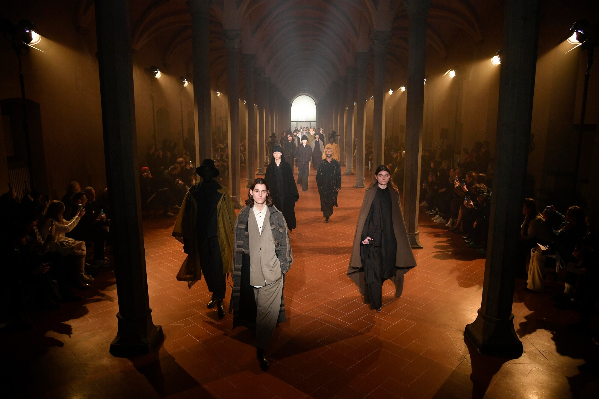 Eine Modeshow von Jan-Jan van Essche in einer Klosteranlage Eine Modeshow von Jan-Jan van Essche in einer Klosteranlage