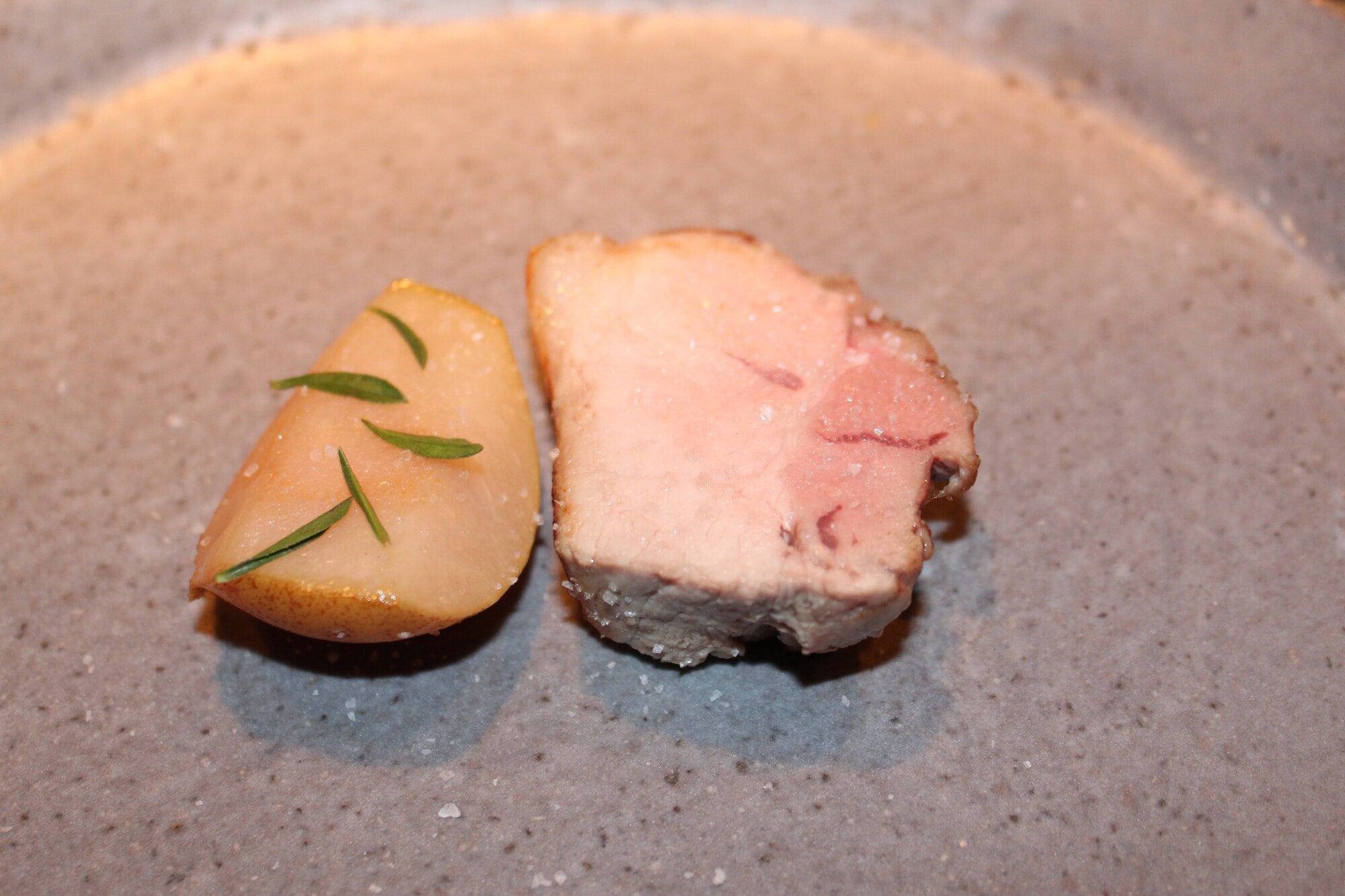 Ein Stück Schwein und Birne auf einem Teller Ein Stück Schwein und Birne auf einem Teller