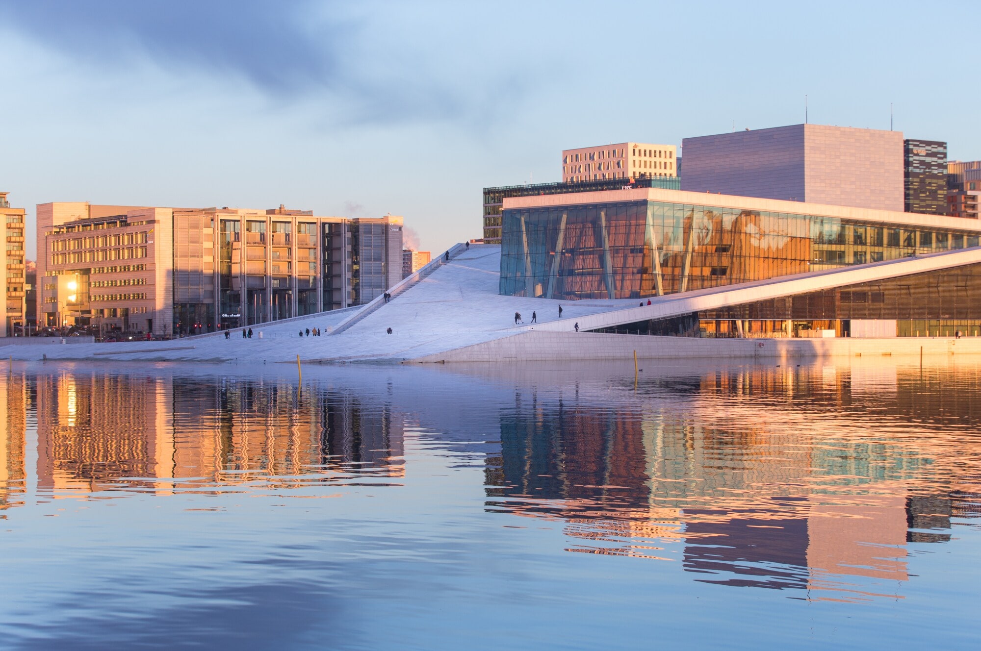 Weißes futuristisches Opernhaus mit Glasfassade am Wasser in Oslo Weißes futuristisches Opernhaus mit Glasfassade am Wasser in Oslo