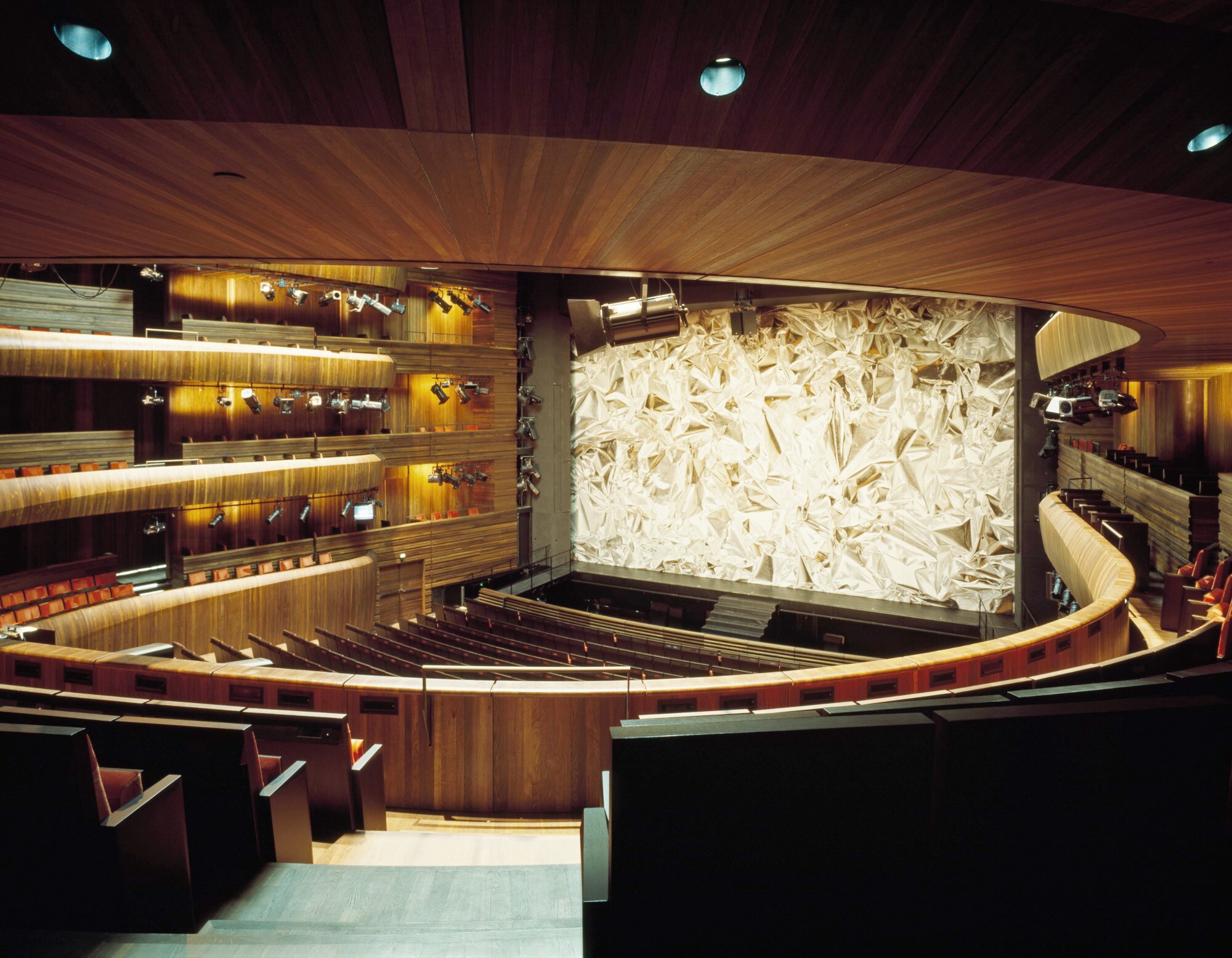 Ein Konzertsaal mit gerundeten Balkonen und Holzverkleidung