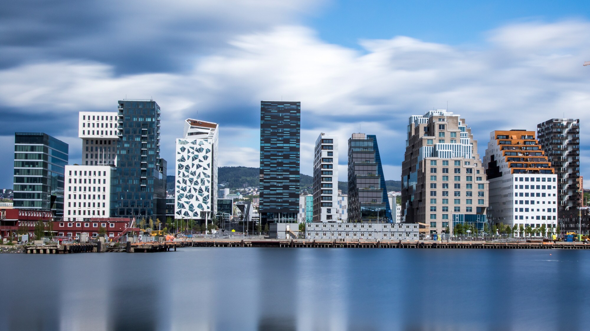 Am Wasser gelegene moderne Hochhäuser in unterschiedlichen Baustilene Am Wasser gelegene moderne Hochhäuser in unterschiedlichen Baustilen