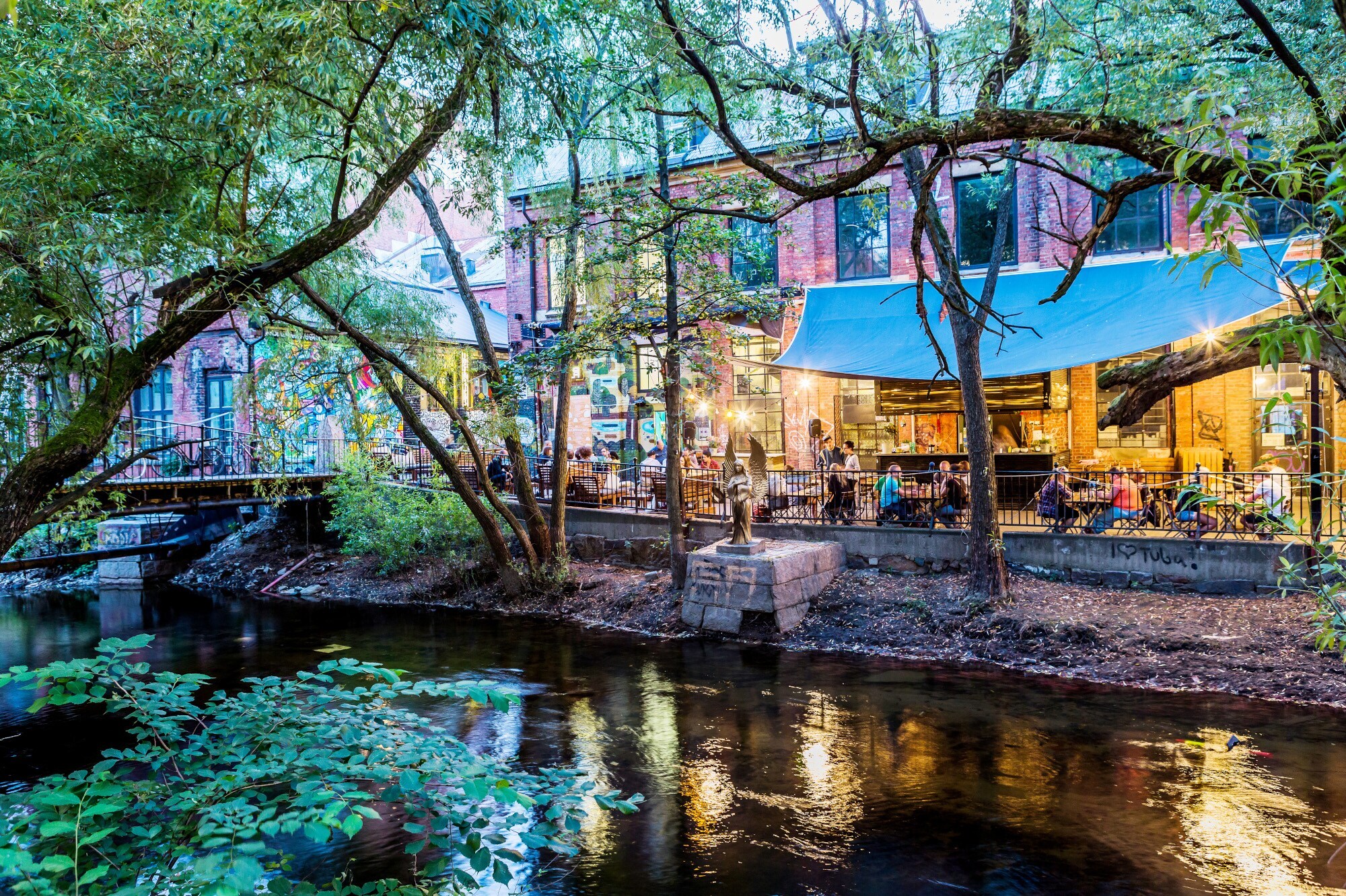 Belebtes Restaurant an einem Fluss in einer Stadt
