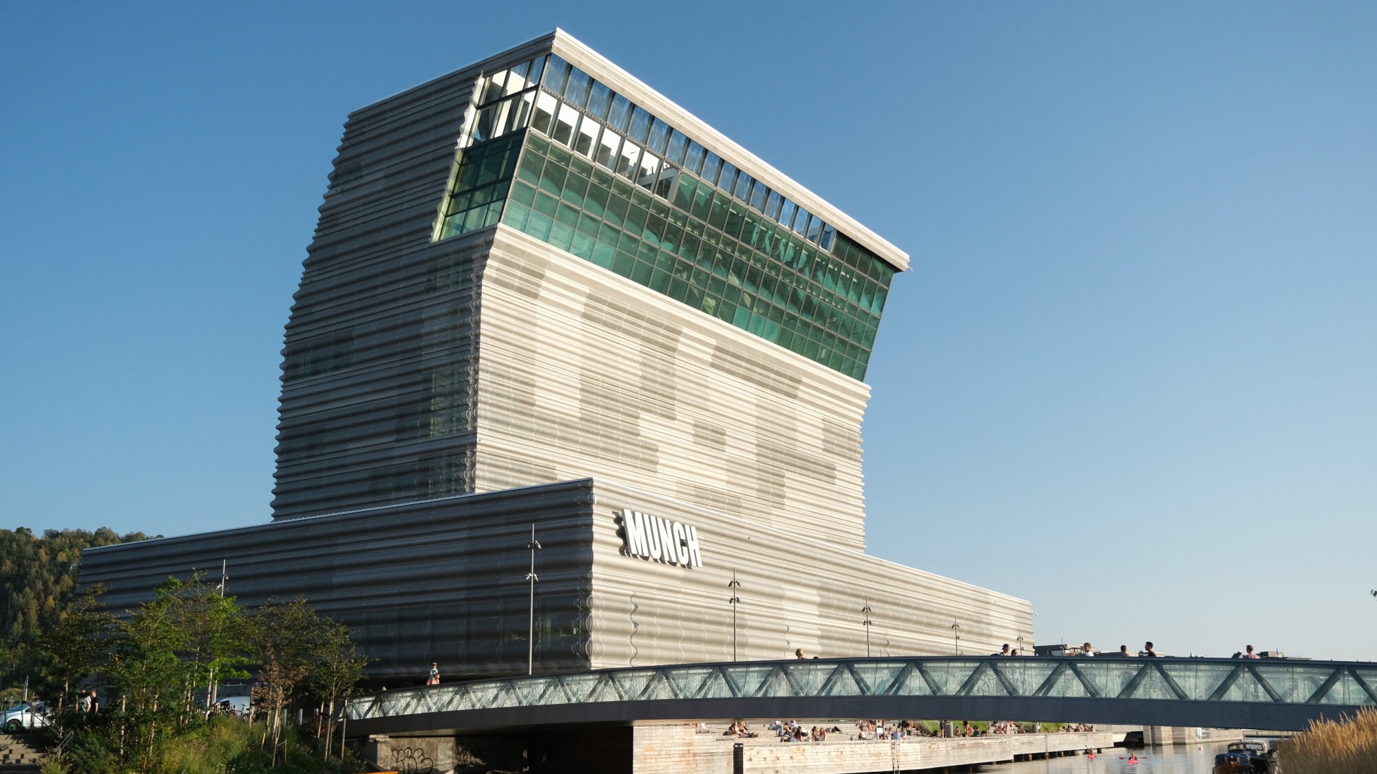 Modernes Munch Museumsgebäude mit schräger Fassade, teilweise aus Glas Modernes Munch Museumsgebäude mit schräger Fassade, teilweise aus Glas