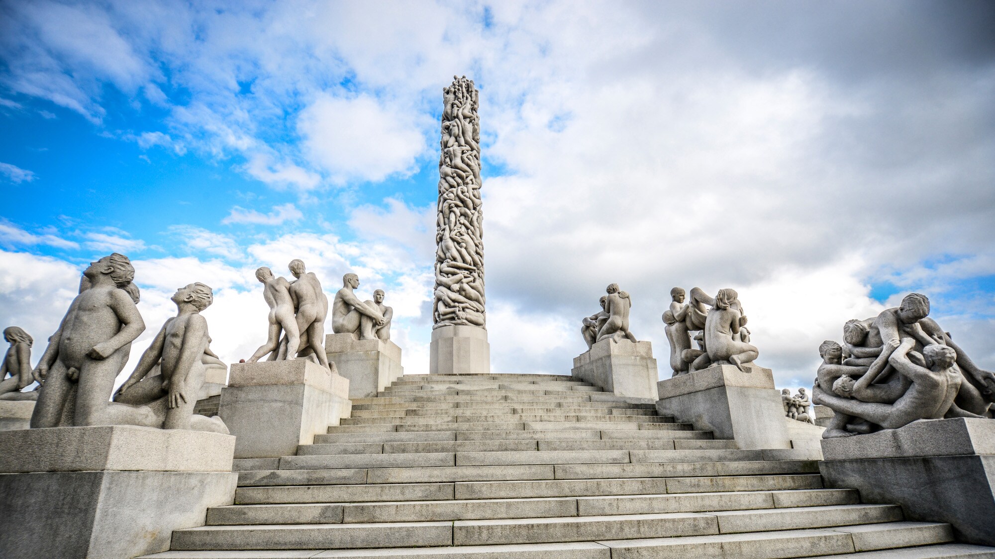 Treppe mit Skulpturen aus Stein und einem Obelisken im Zentrum