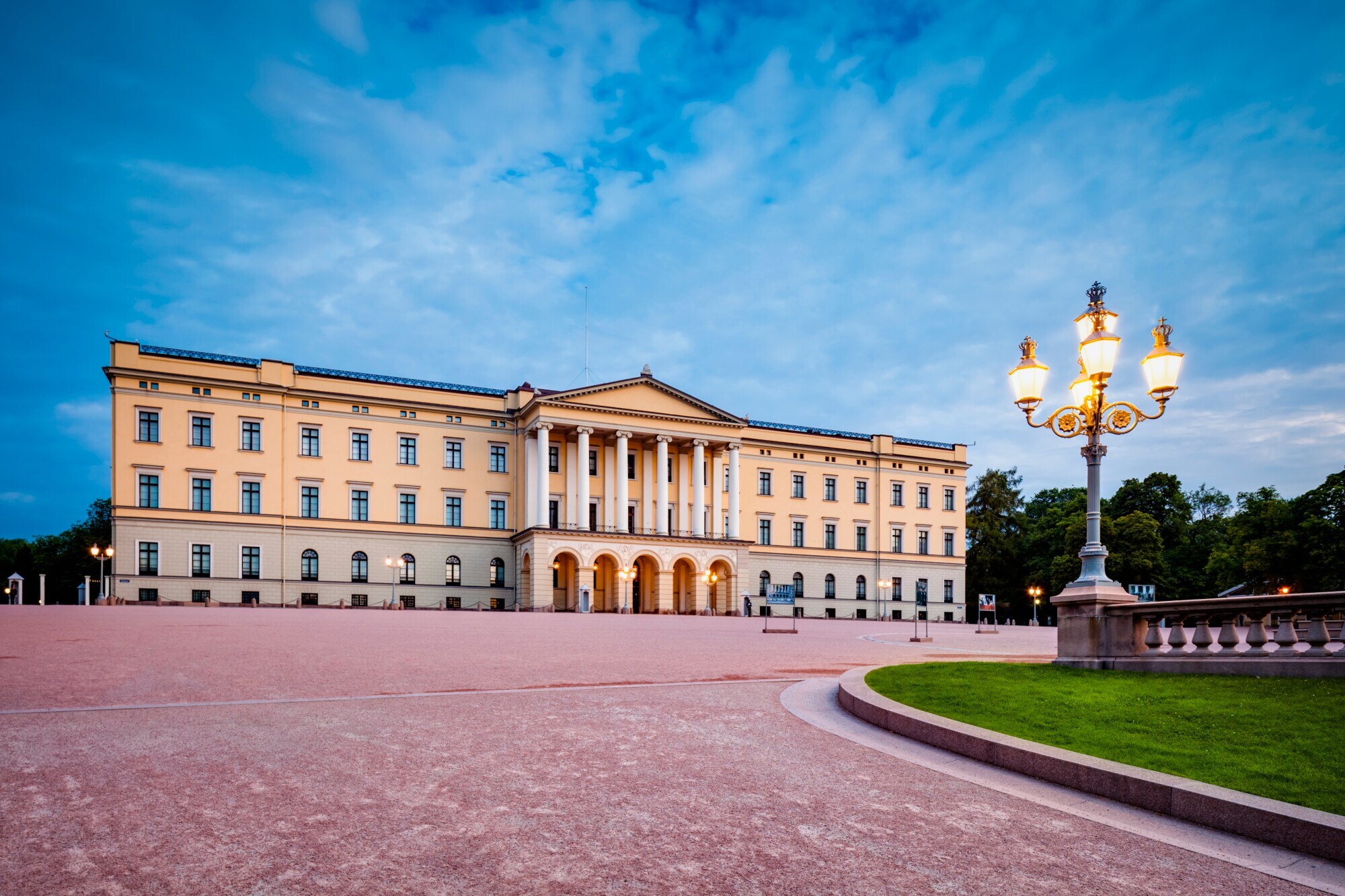 Königliches Schloss mit Vorplatz in Oslo