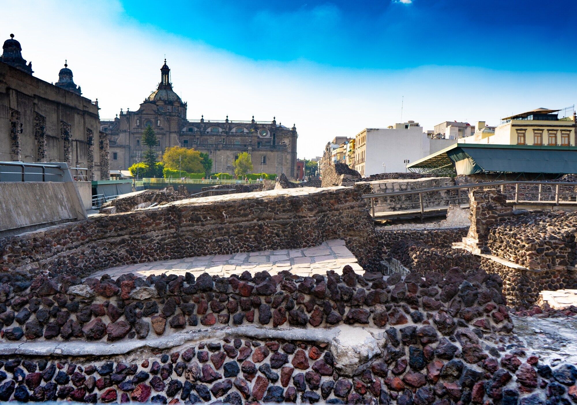 Fragmente einer aztekischen Ruinenstätte in Mexiko-Stadt