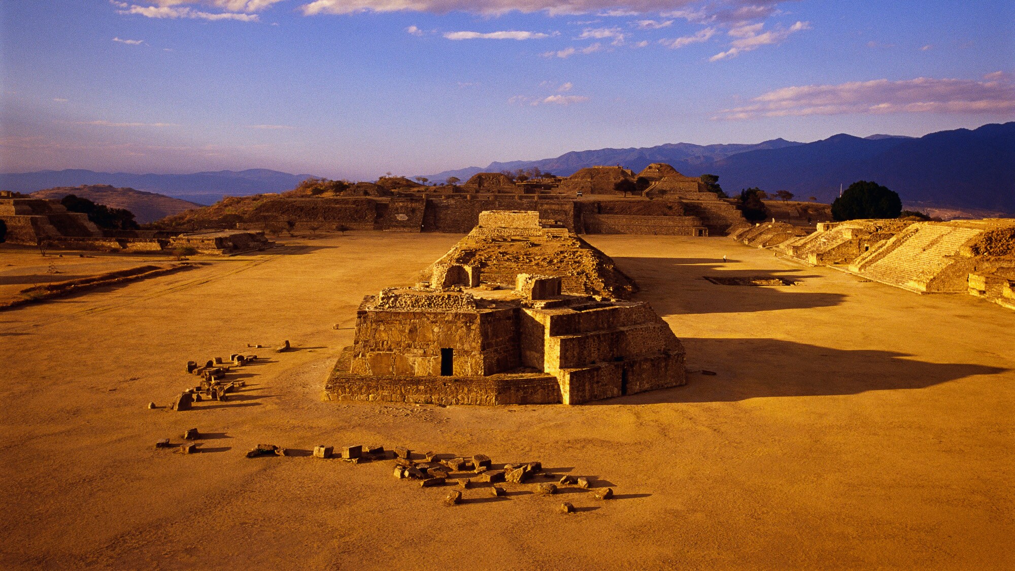 Weitläufige archäologische Ruinenstätte bei Sonnenuntergang Weitläufige archäologische Ruinenstätte bei Sonnenuntergang