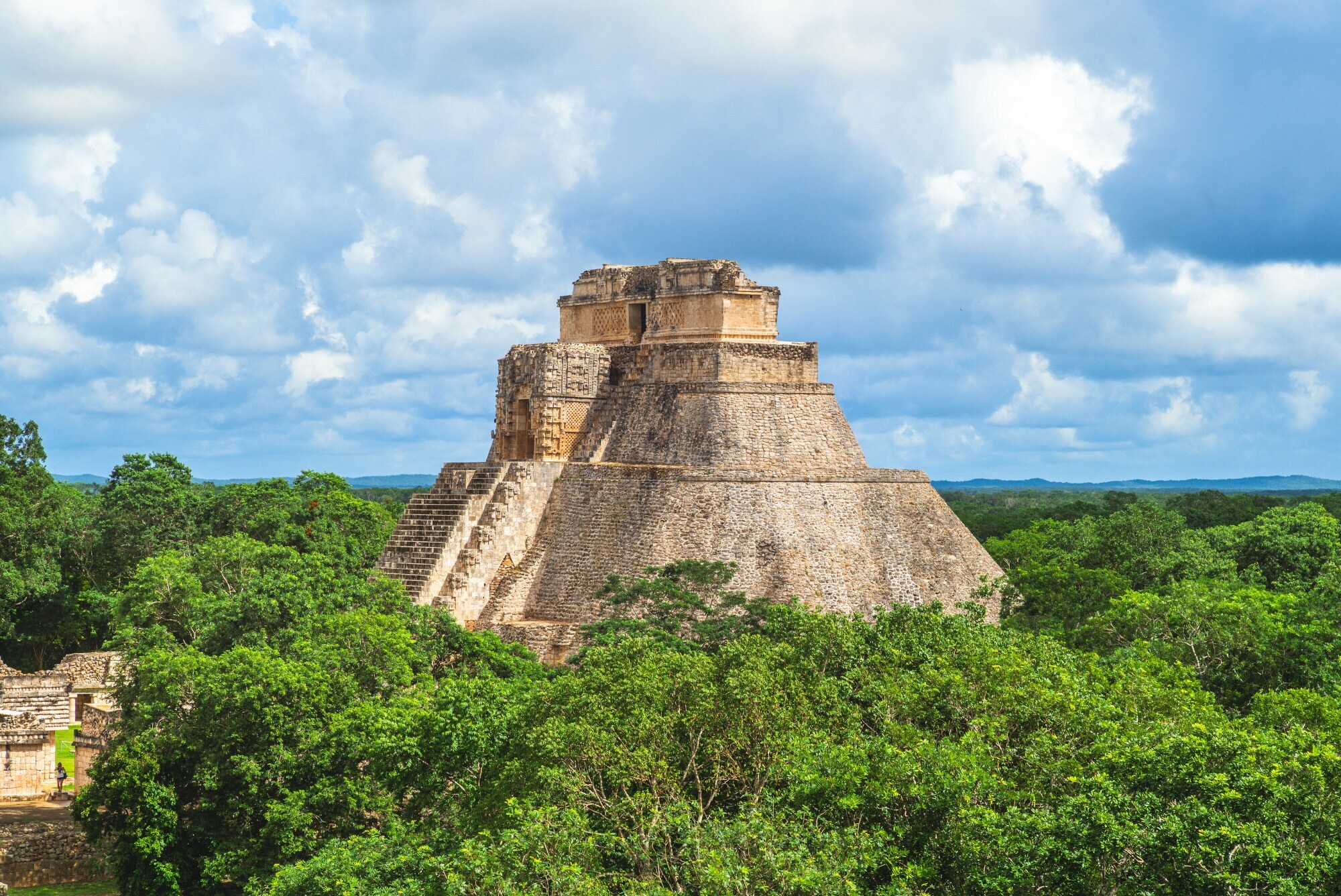 Runde Pyramide auf einer archäologischen Ruinenstätte im Urwald