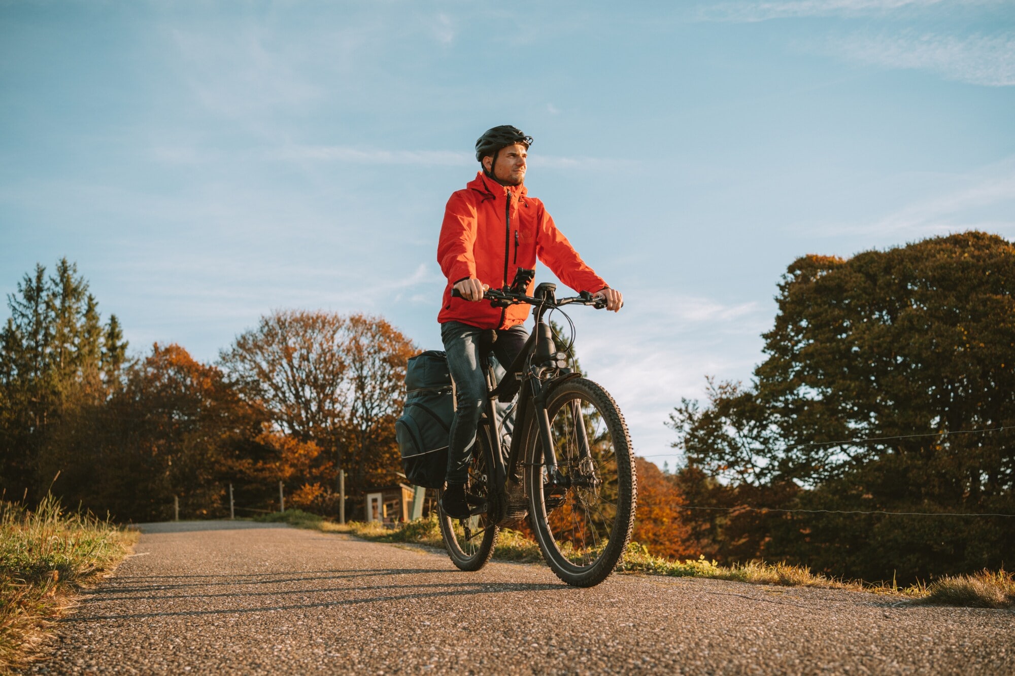 Eine Person radelt mit ihrem Fahrrad durch die Natur Eine Person radelt mit ihrem Fahrrad durch die Natur