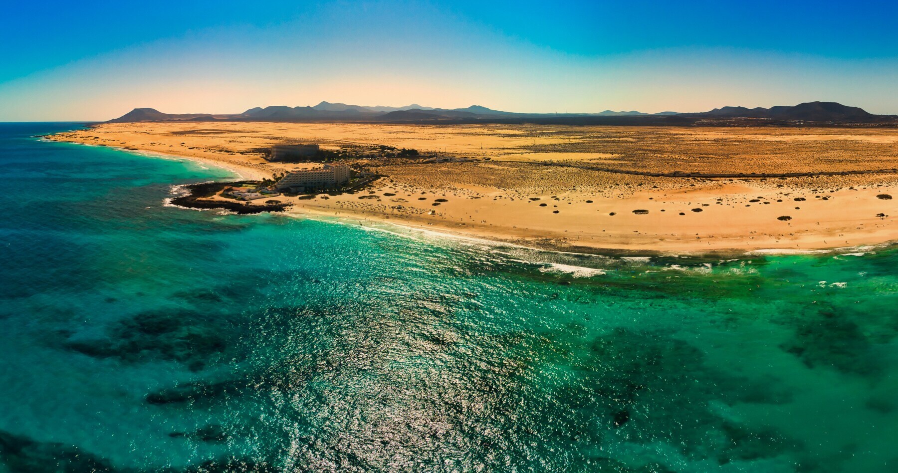 Panoramablick aus der Luft auf den Strand Grandes Playa auf Fuerteventura.