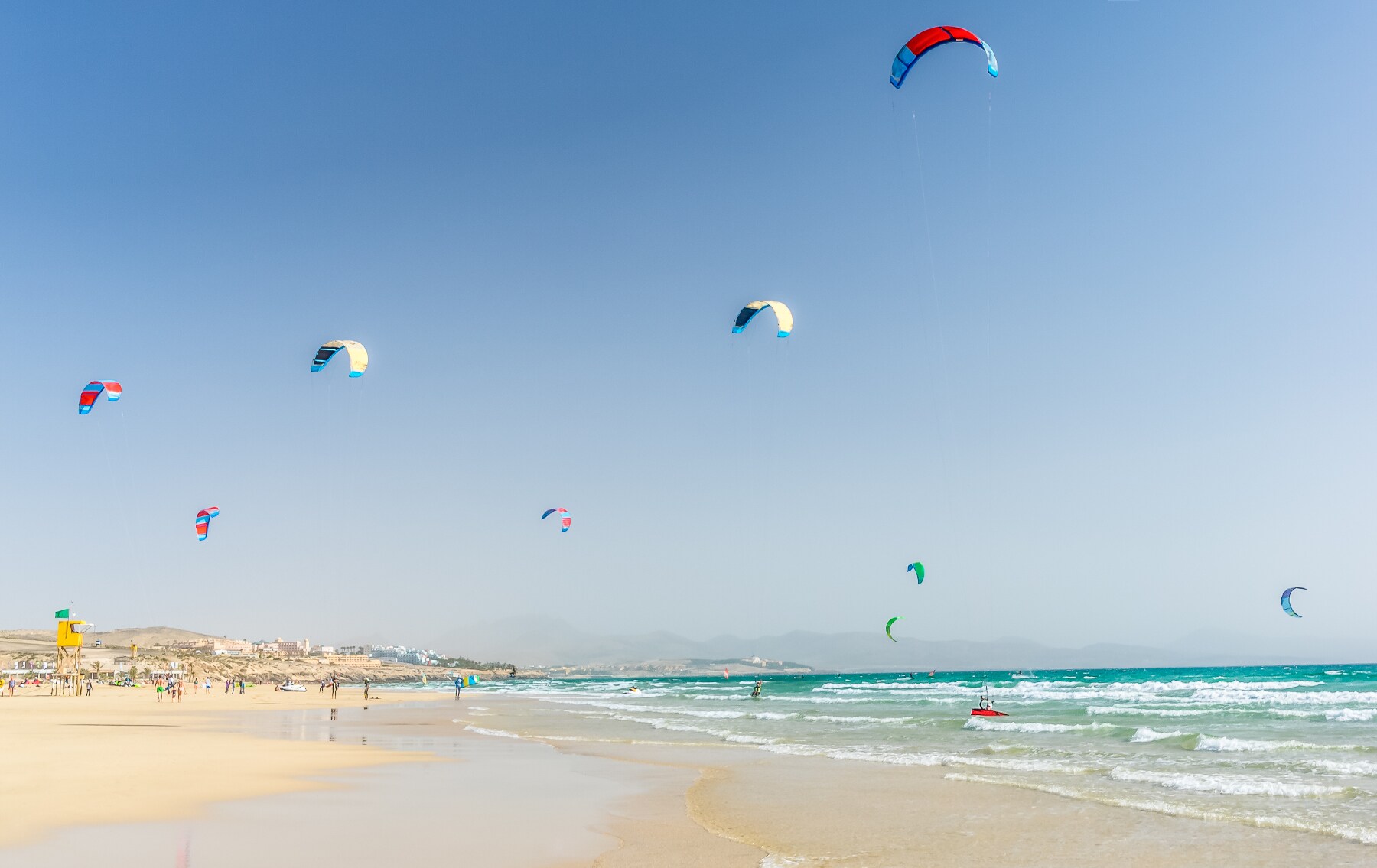 Kitesurfer:innen am Playa de Sotavento auf Fuerteventura