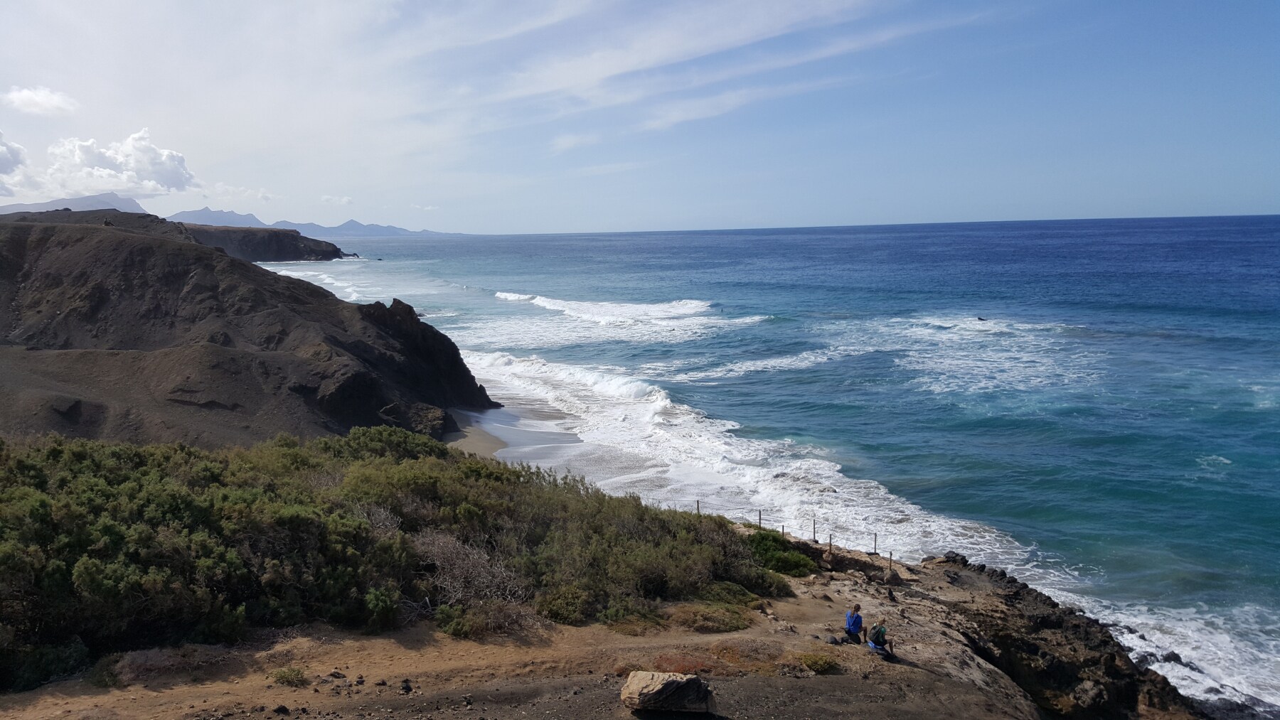 Luftaufnahme von Felsen und Meer an der Bucht Playa de la Pared