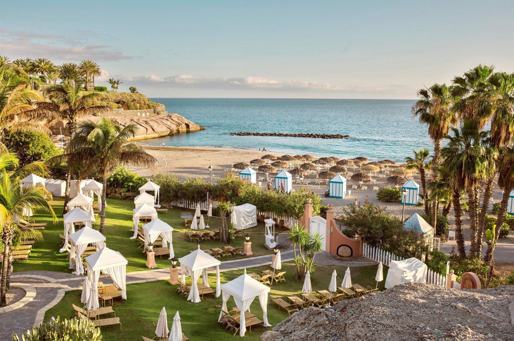 Außenbereich eines Luxushotels auf Teneriffa mit diversen Liegemöglichkeiten im Garten und am Strand Außenbereich eines Luxushotels auf Teneriffa mit diversen Liegemöglichkeiten im Garten und am Strand