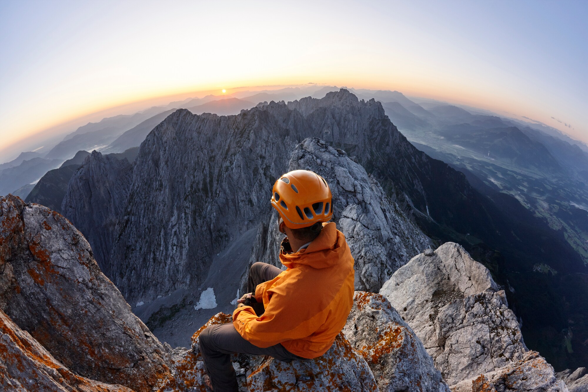 Ein Kletterer auf einem Berggipfel Ein Kletterer auf einem Berggipfel