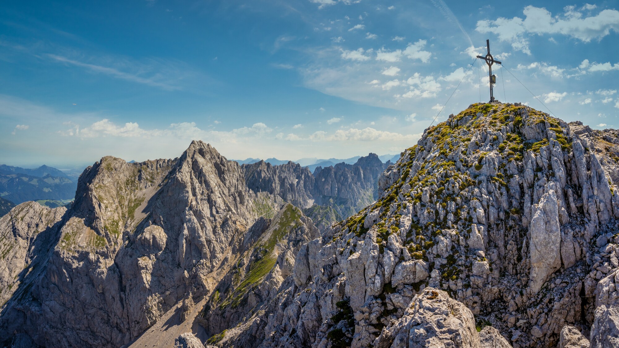 Bergpanorama mit Gipfelkreuz Bergpanorama mit Gipfelkreuz