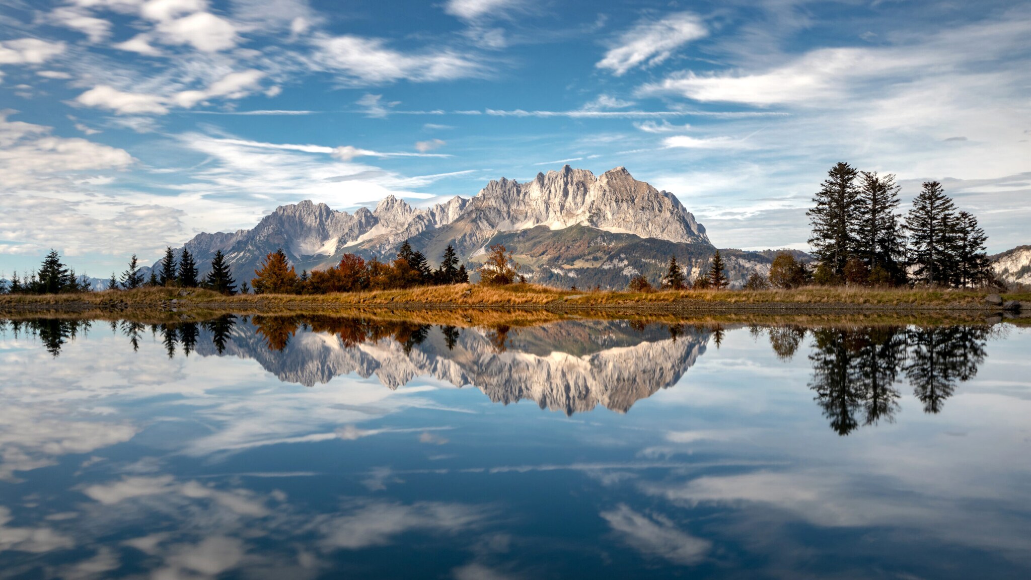 Der Wilde Kaiser spiegelt sich in einem See