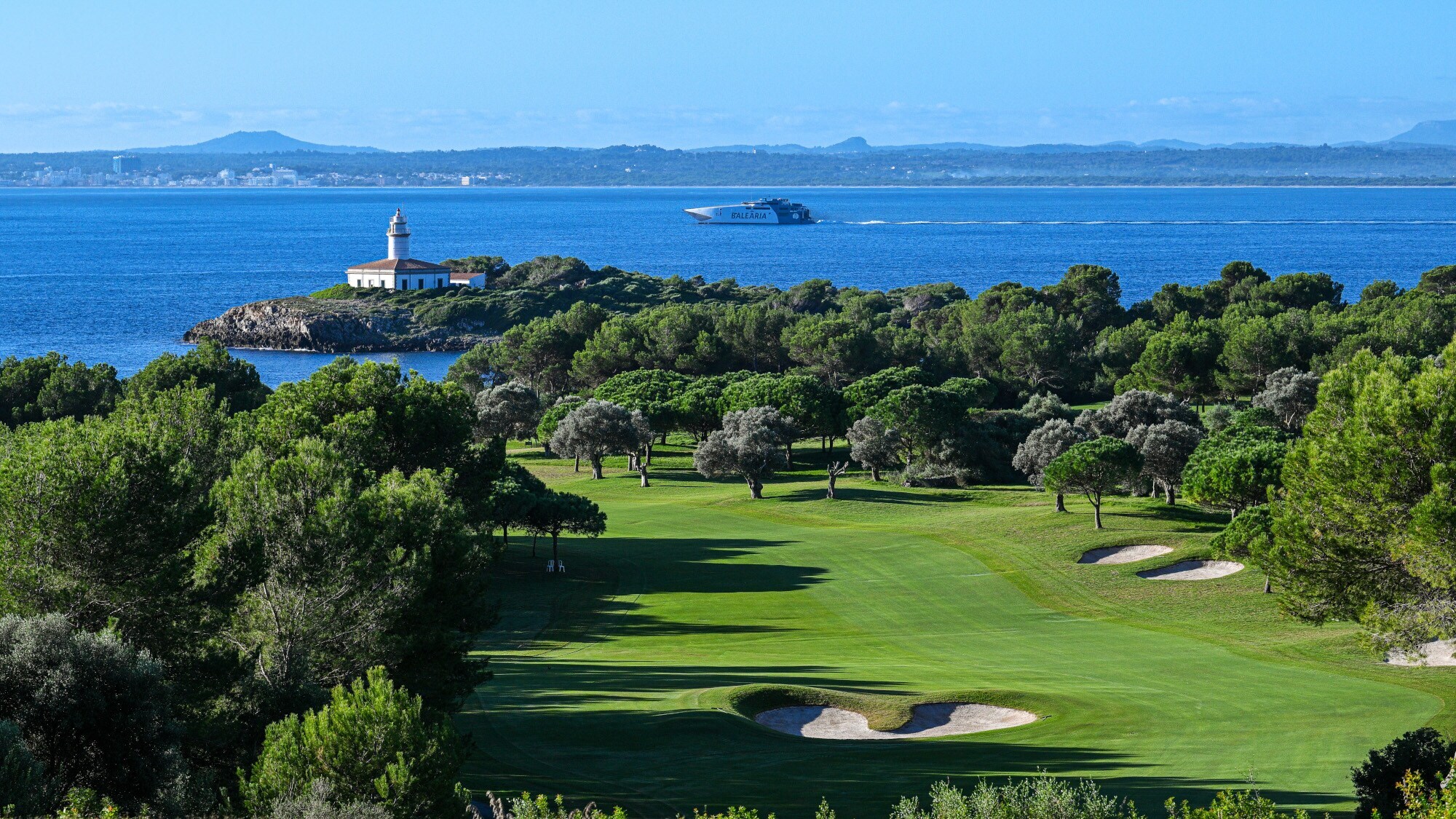 Golfplatz und Leuchtturm des Club de Golf Alcanada