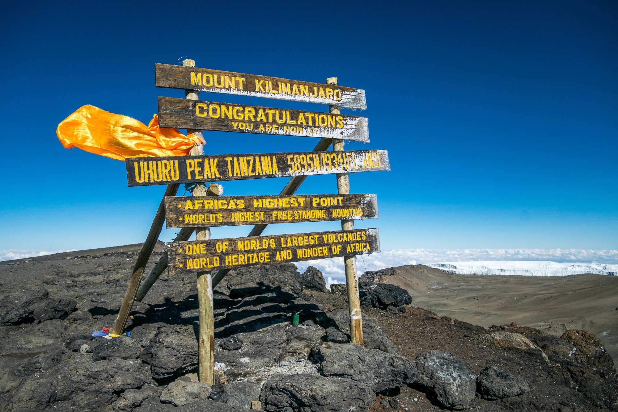 Gipfelmarker aus Holz auf dem Uhuru Peak des Kilimandscharo