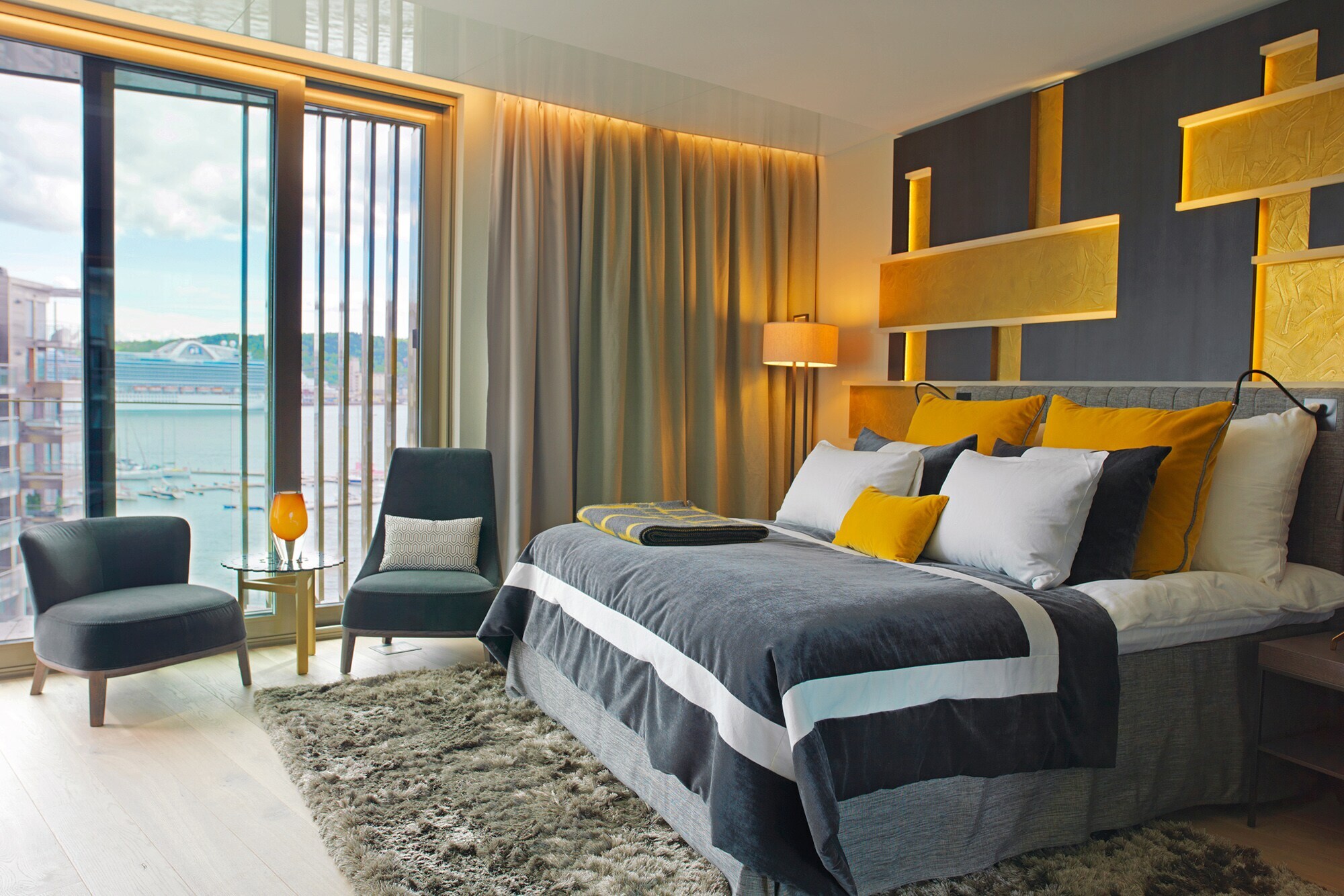 Modernes Hotelzimmer mit grafischen Designelementen mit Blick auf den Osloer Hafen Modernes Hotelzimmer mit grafischen Designelementen mit Blick auf den Osloer Hafen