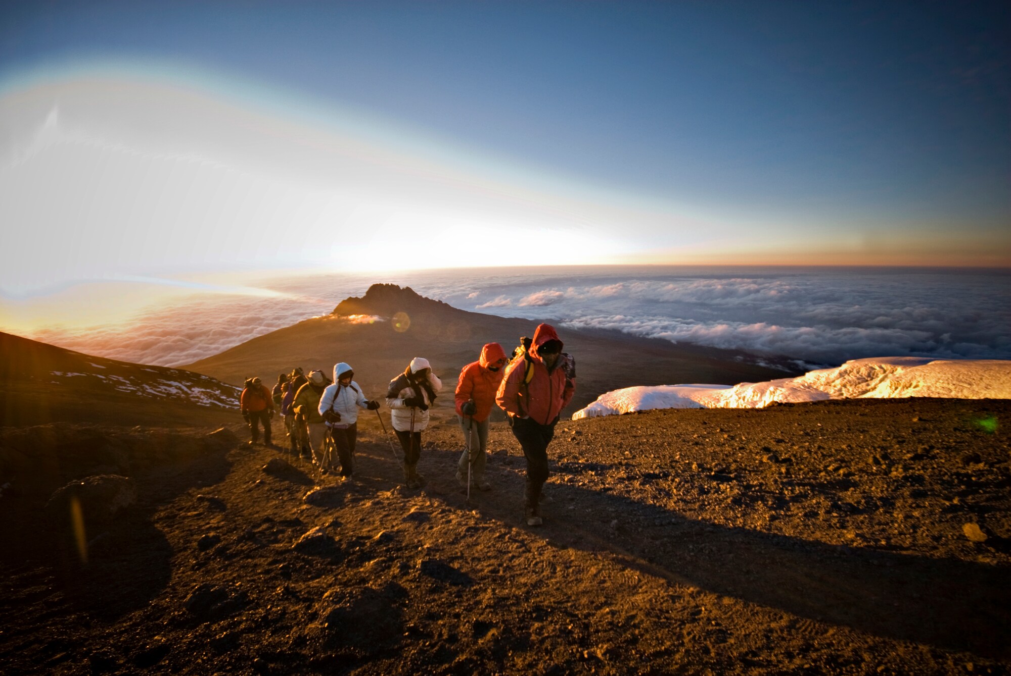 Eine Trekkinggruppe wandert auf dem Gipfel des Kilimandscharo Eine Trekkinggruppe wandert auf dem Gipfel des Kilimandscharo