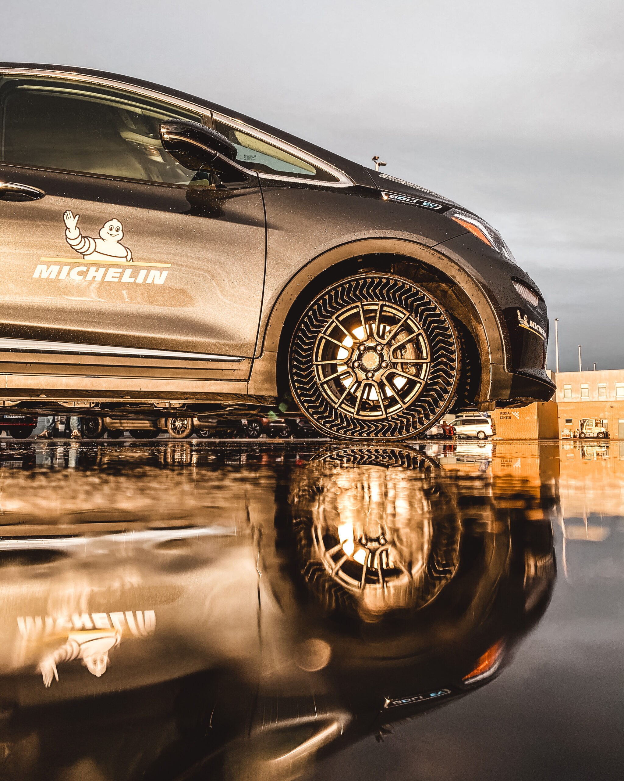 Auto mit Michelin-Uptis-Reifen