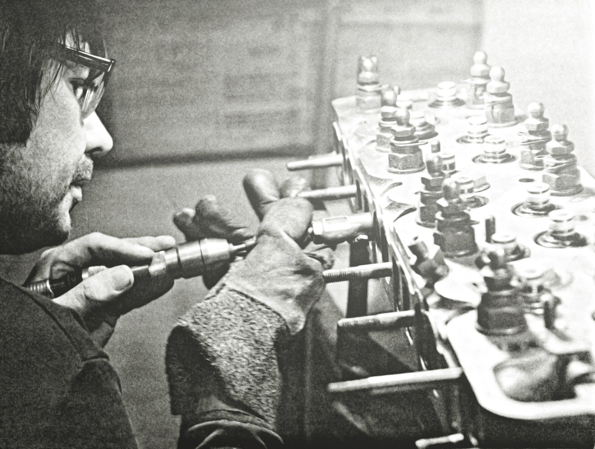 Erich Melcher schraubt an einem Motor