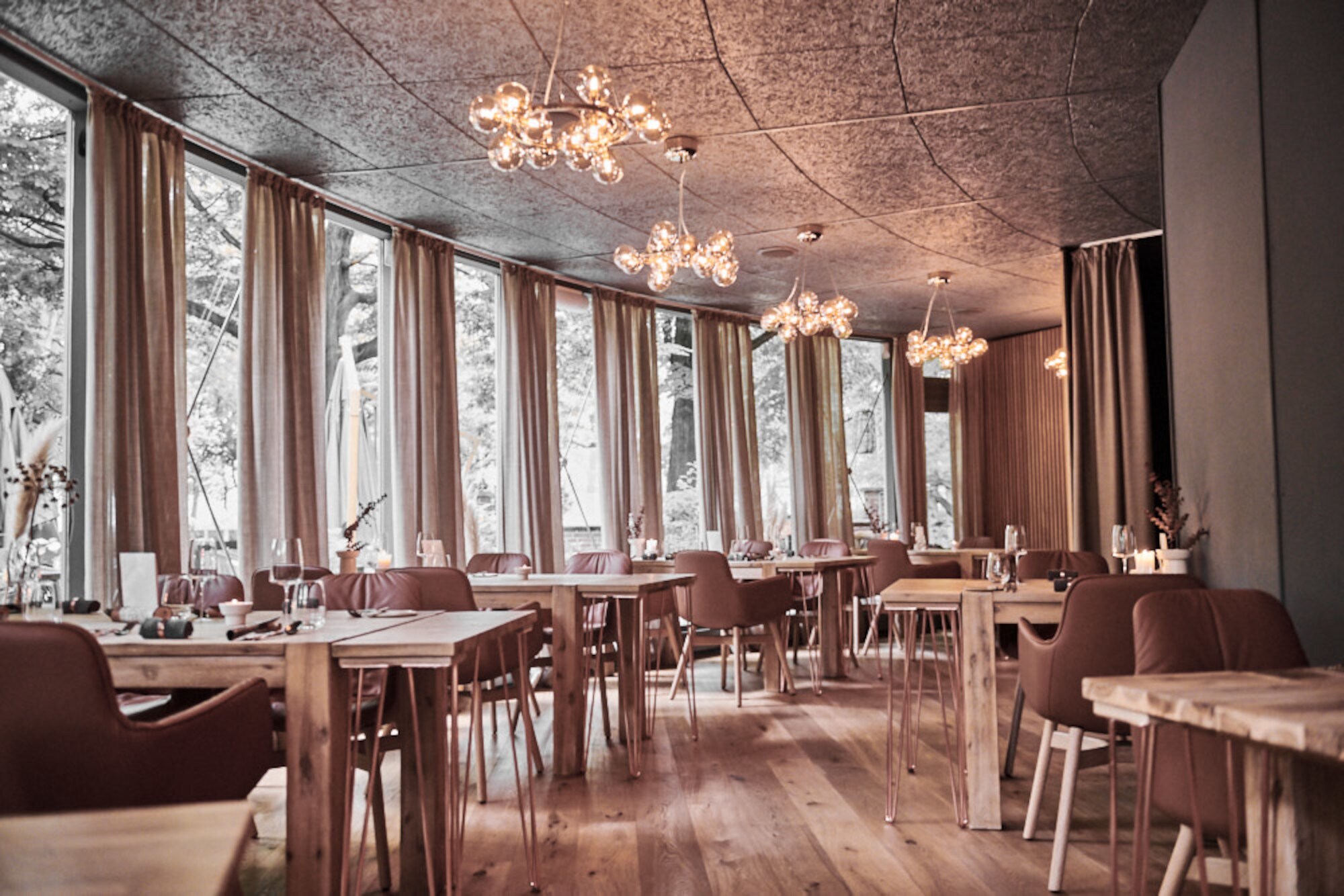 Blick auf Tische und Stühle im Restaurant Jante in Hannover