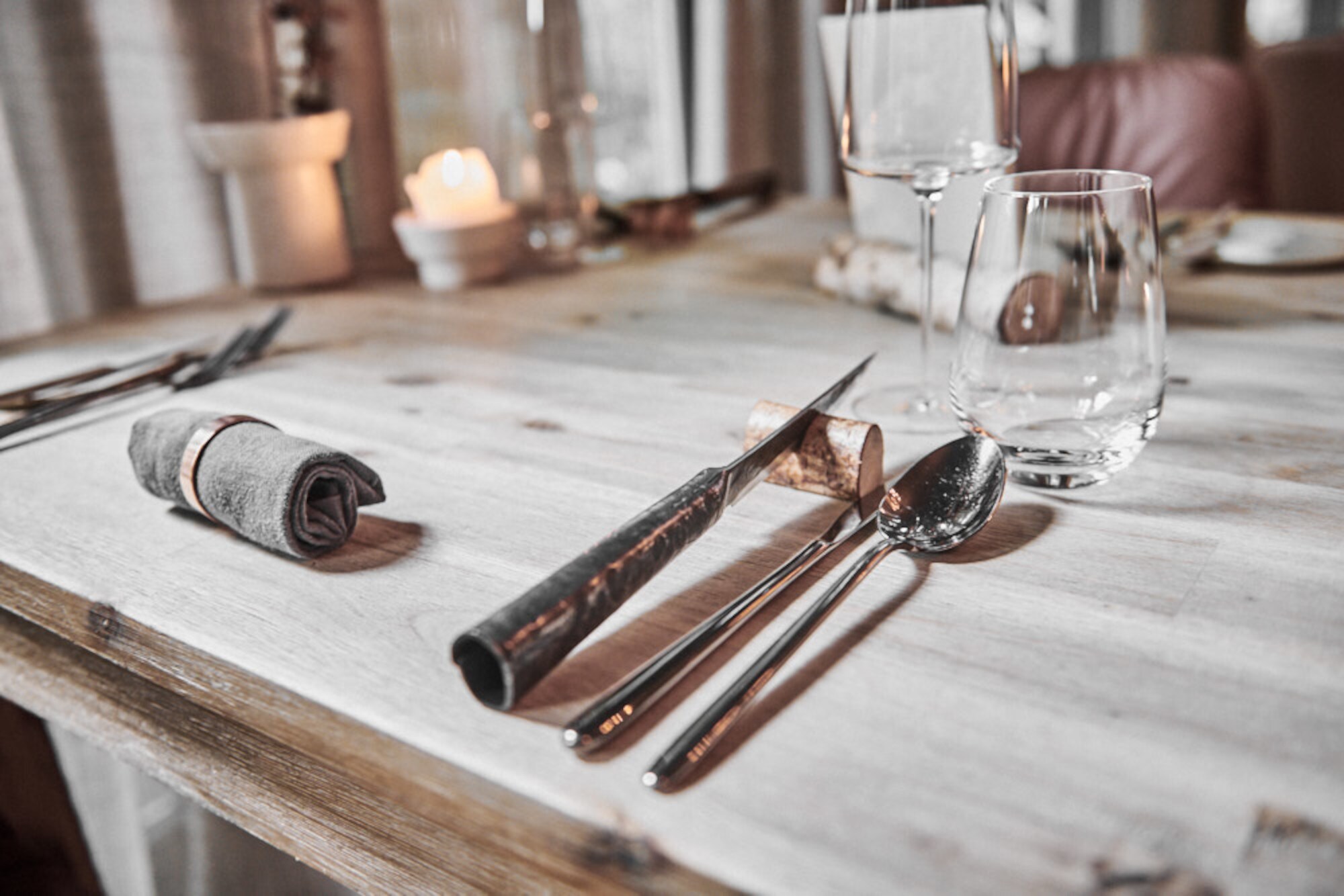 Besteck und Gläser auf einem Tisch im Restaurant Jante