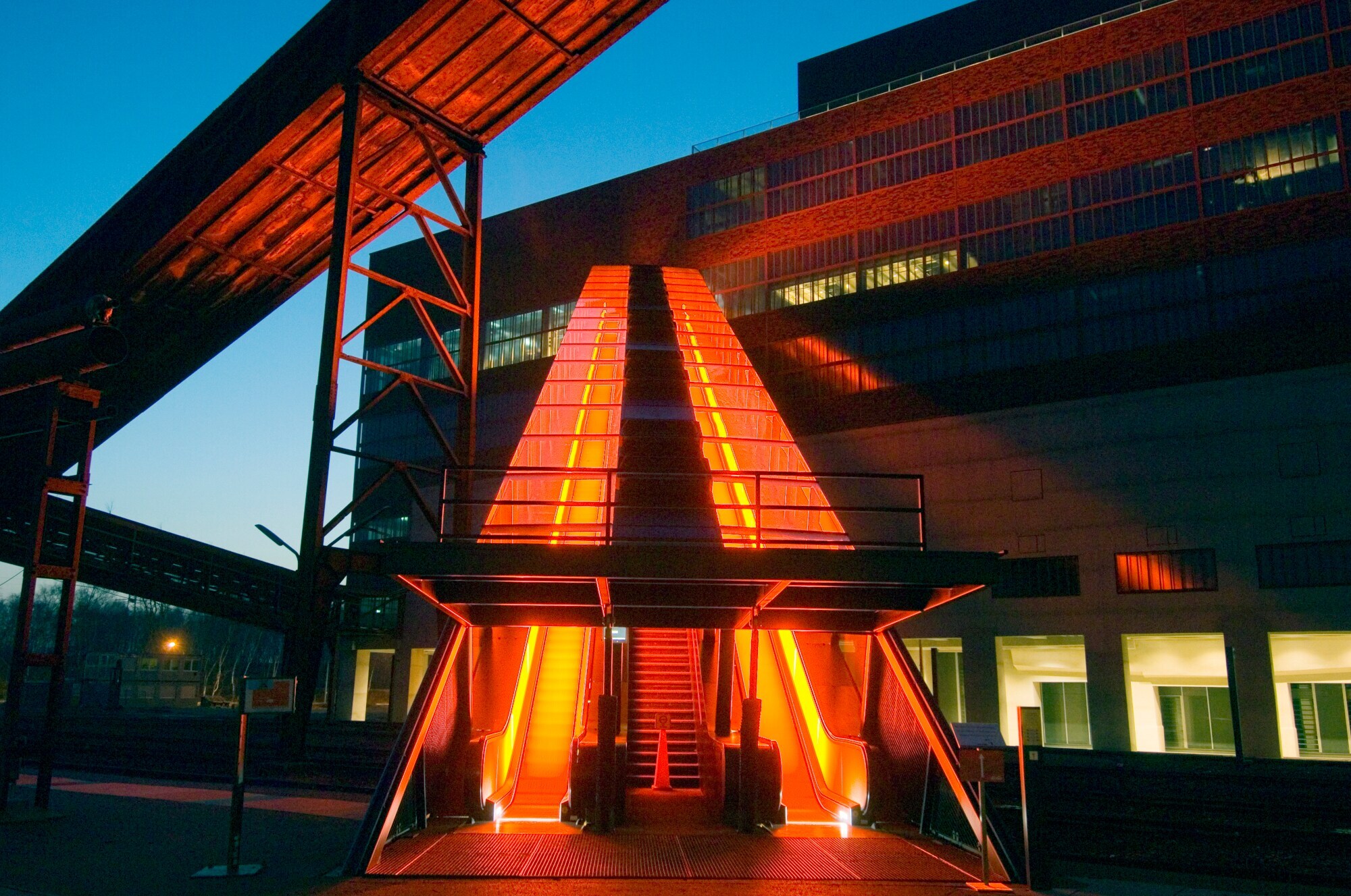Illuminierte Rolltreppe zur Kohlenwäsche auf dem Gelände des UNESCO-Welterbes Zollverein
