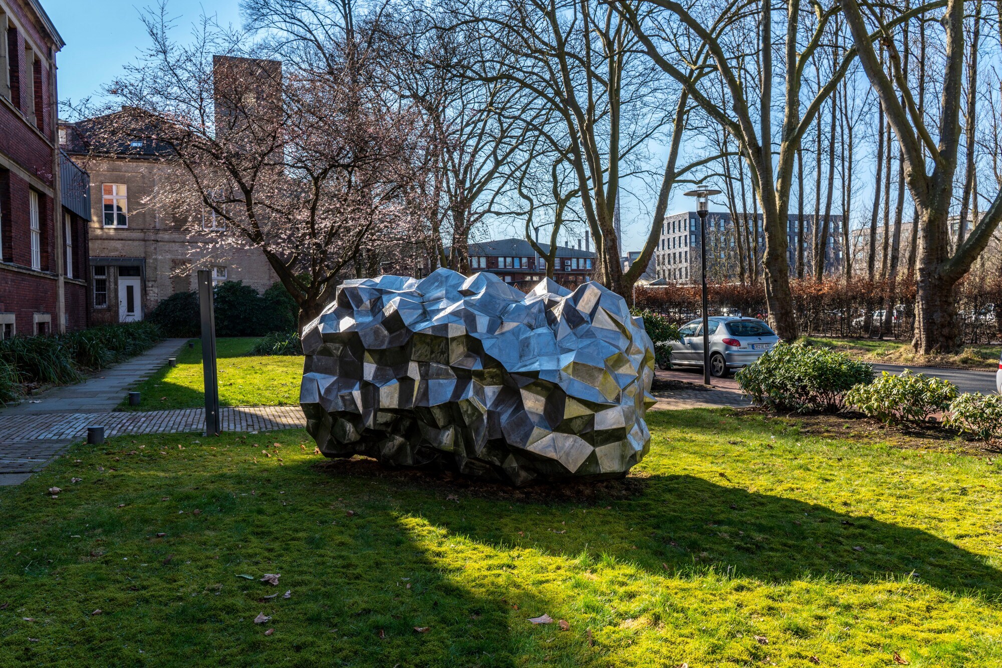 Eine Skulptur aus Metall vor dem Verwaltungsgebäude der Stiftung Zollverein in Essen