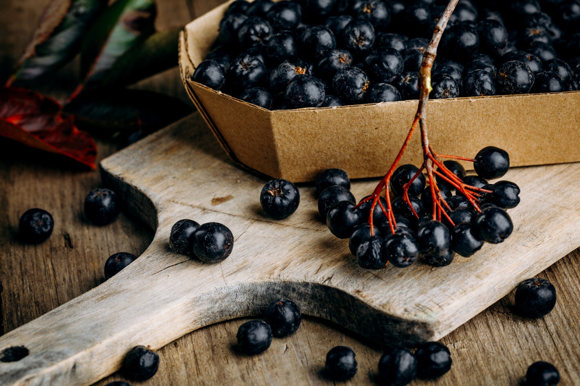 Aroniabeeren auf einem Holzbrett