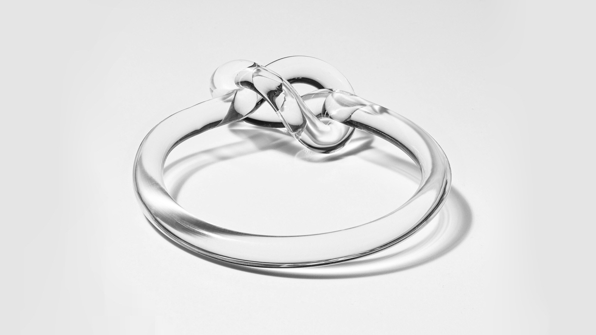 Gläserner Armreif mit Knoten