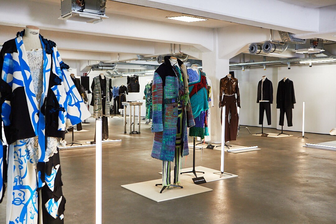 Ein Showroom des Berliner Salons mit Outfits auf Puppen Ein Showroom des Berliner Salons mit Outfits auf Puppen