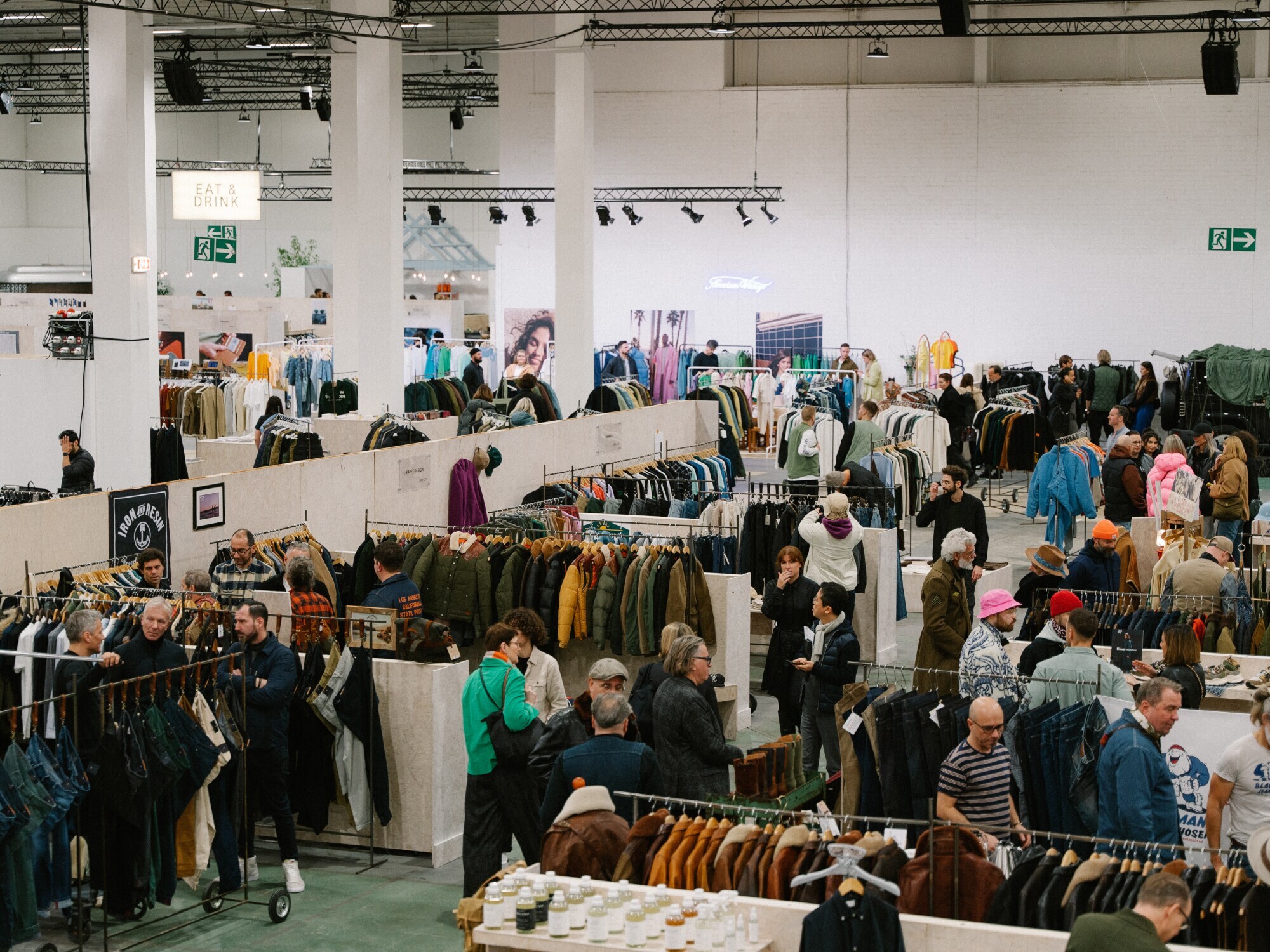 Messestände auf der Messe SEEK mit vielen Besuchenden