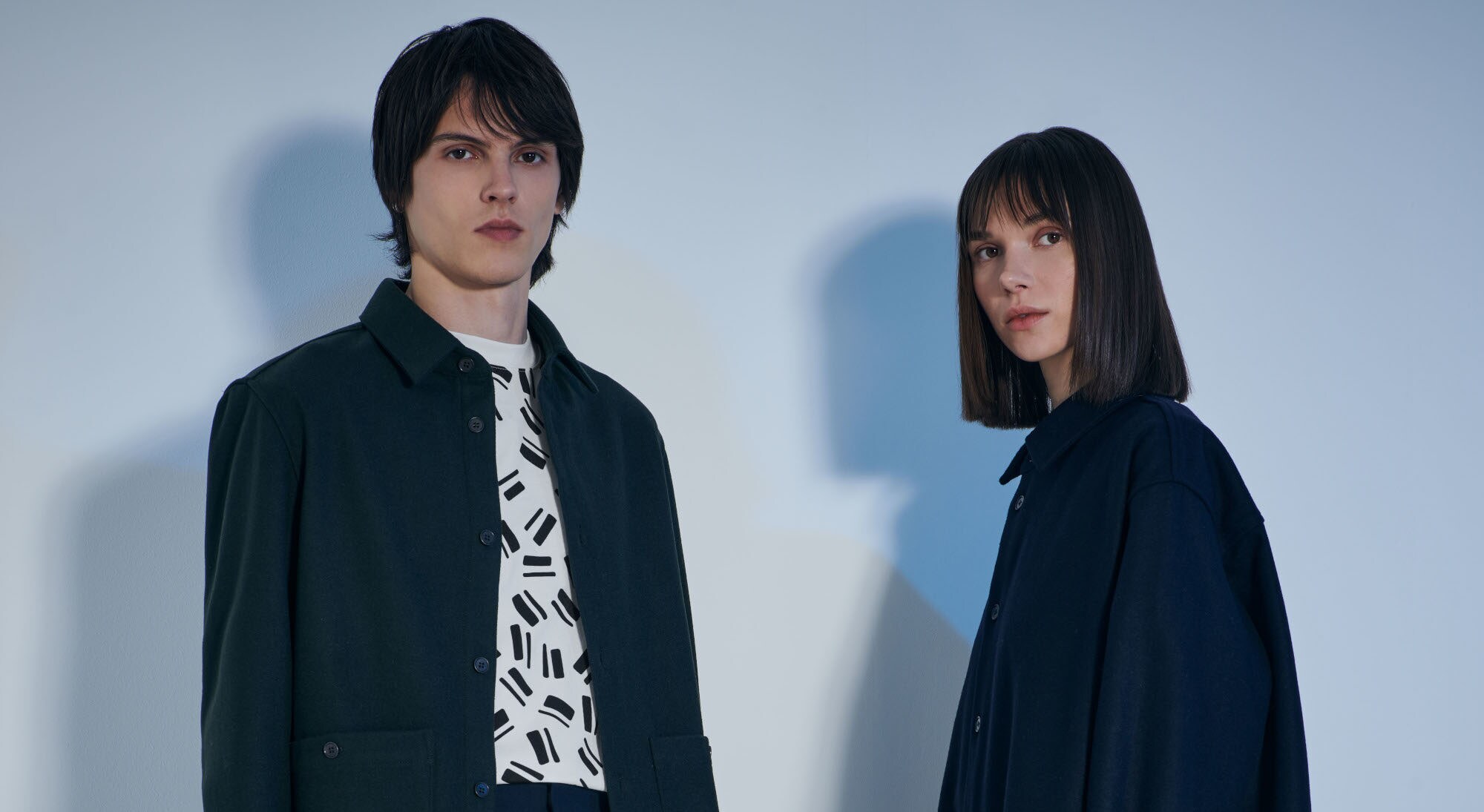 Ein junger Mann und eine junge Frau in genderneutralen Oversized-Outfits von Studio Seidensticker