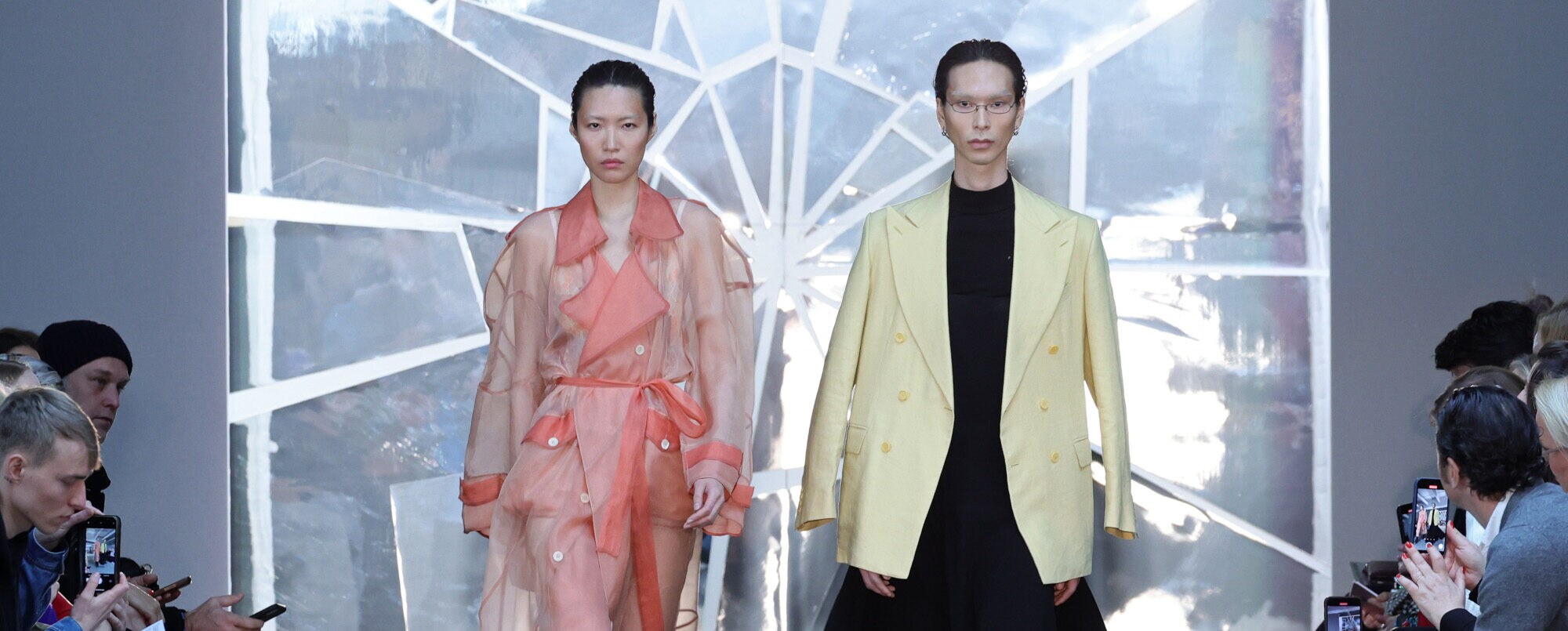 Zwei Models auf dem Catwalk auf der VORN-Show der Berliner Fashion Week 2023