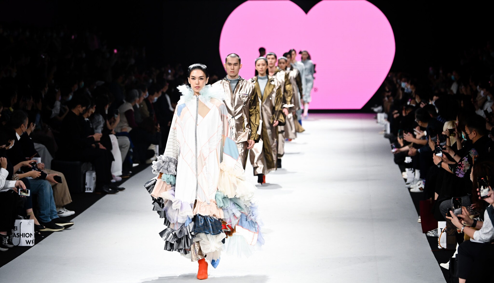 Models präsentieren Mode von DAMUR auf einem Laufsteg