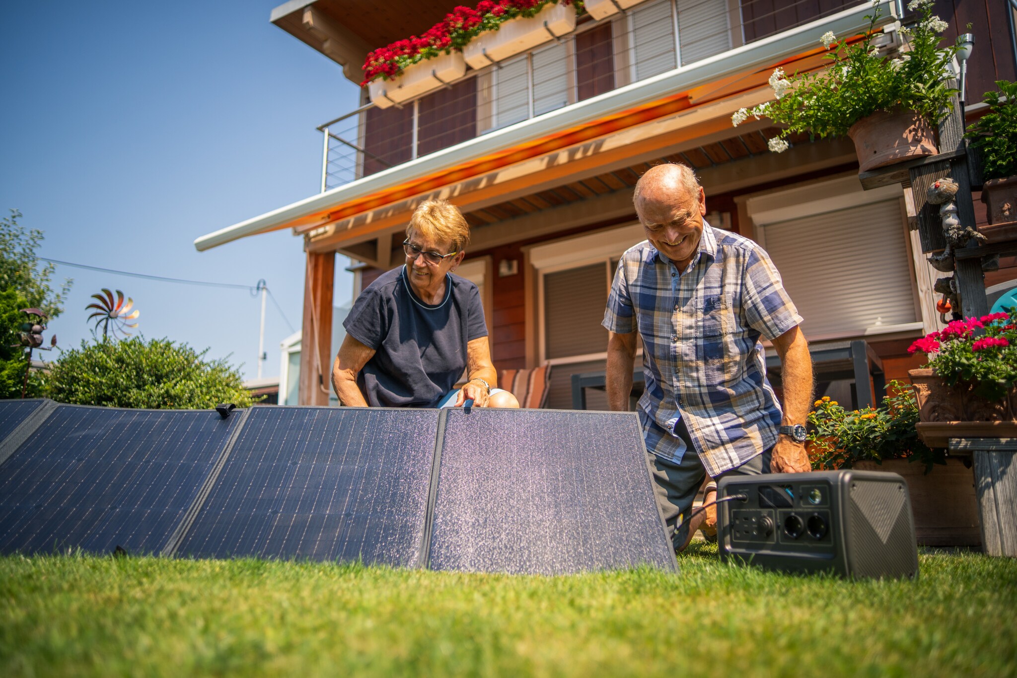 Ein älteres Paar mit einer tragbaren Solaranlage